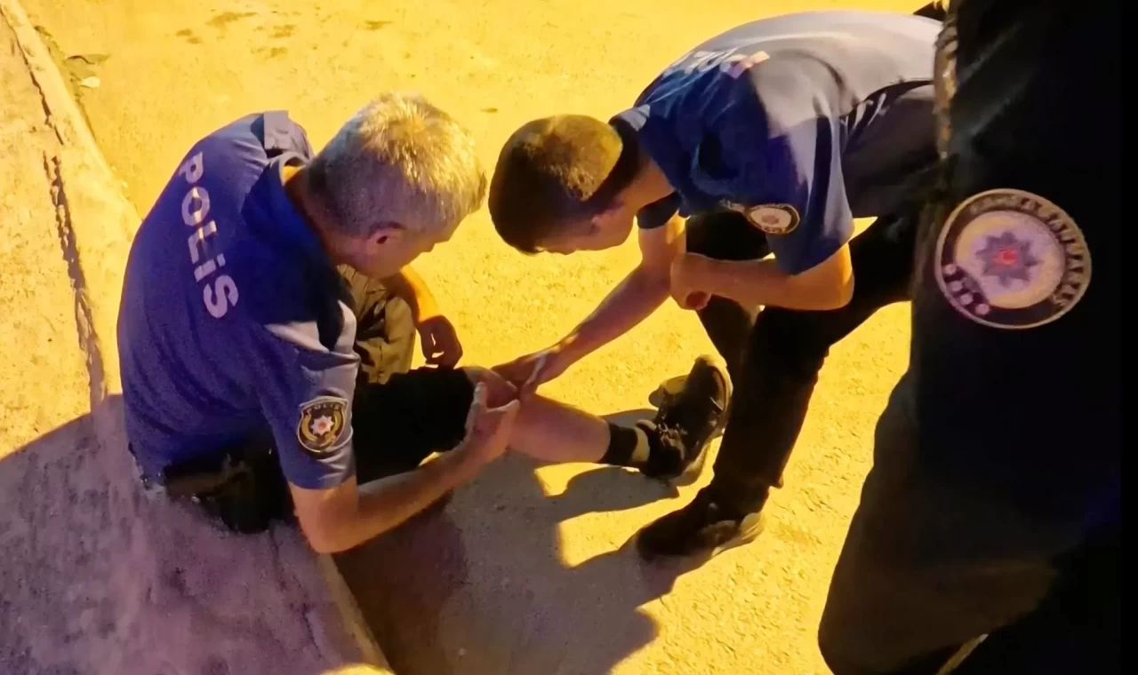 Kavgaya müdahale eden polise bıçak ve sandalyeli saldırı: 2'si polis 4 yaralı