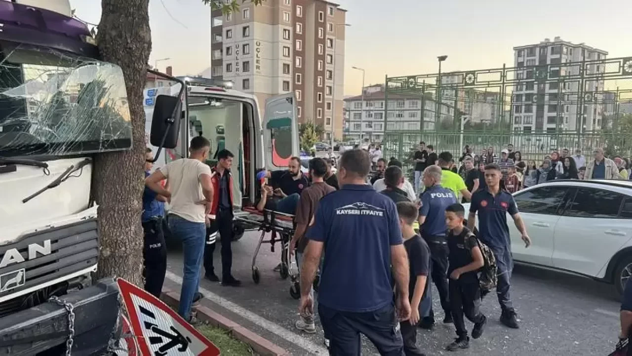 Kayseri'de refüjdeki ağaca çarpıp sıkışan kamyonun sürücüsü kurtarıldı