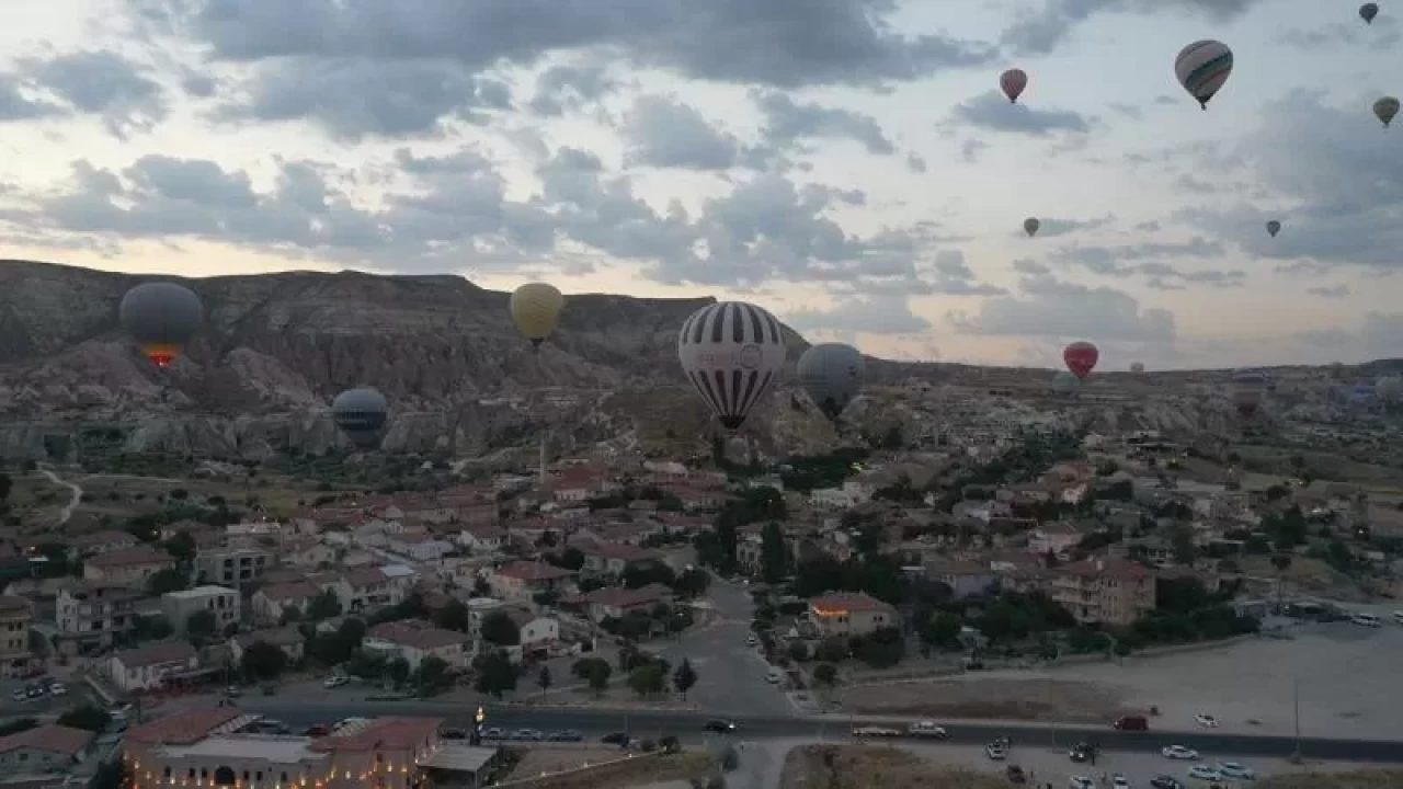 Kapadokya'da balon turlarına "sağanak" molası
