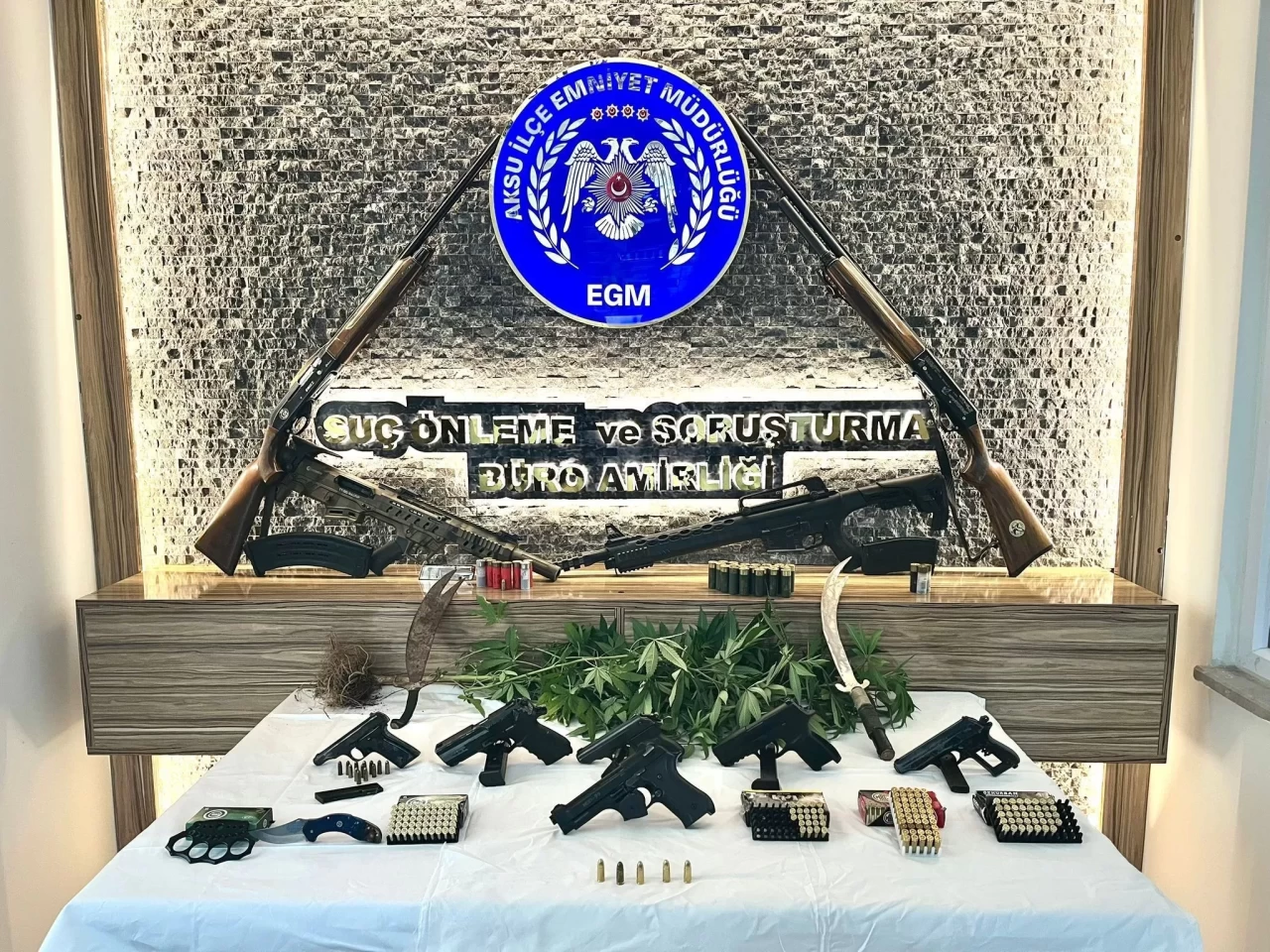 Antalya'da çok sayıda ruhsatsız silah ele geçti: 9 gözaltı