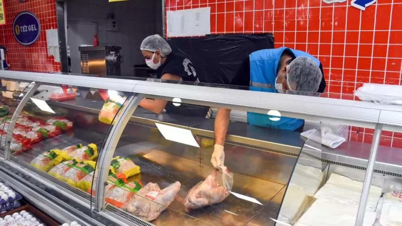 Diyarbakır’da son kullanma tarihi geçmiş yüzlerce kilo ürün imha edildi