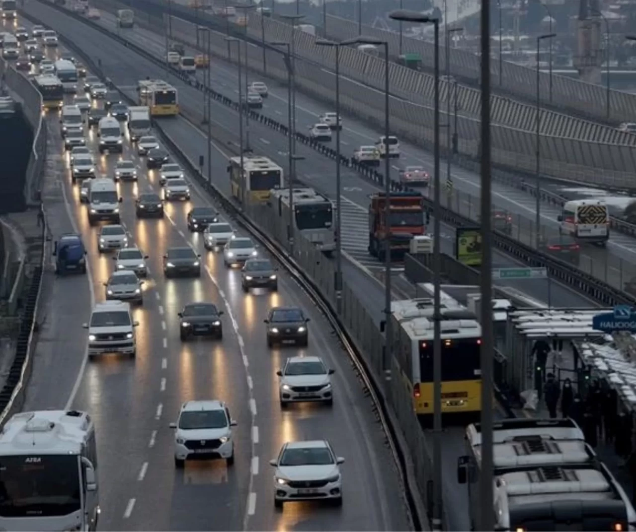 İstanbul’da hafta başında yoğun trafik alarmı: Yağış sebebiyle ana arterlerde kilitlenme