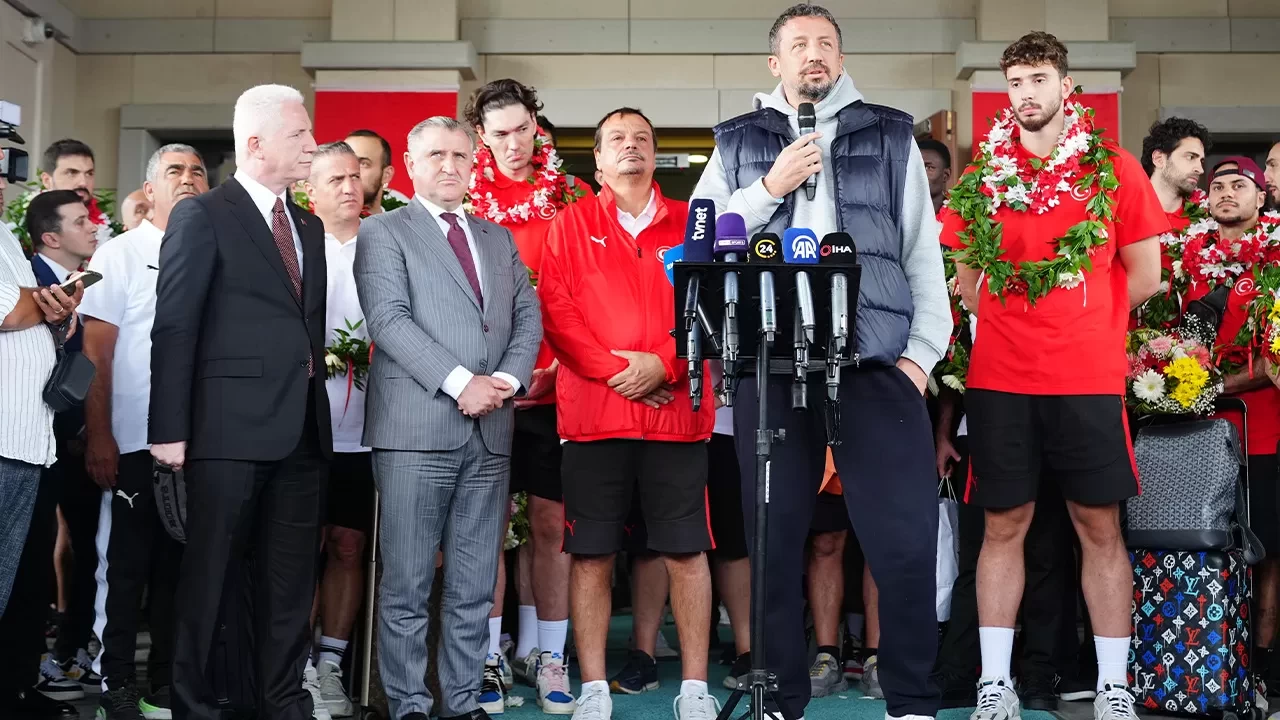 12 Dev Adam yurda döndü! Bakan Bak ve TBF Başanı Türkoğlu'ndan açıklamalar