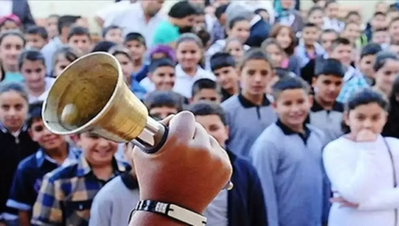 Okulun ilk günü dersler saat kaçta başlayacak? 8 Eylül Pazartesi okullar saat kaçta açılacak?