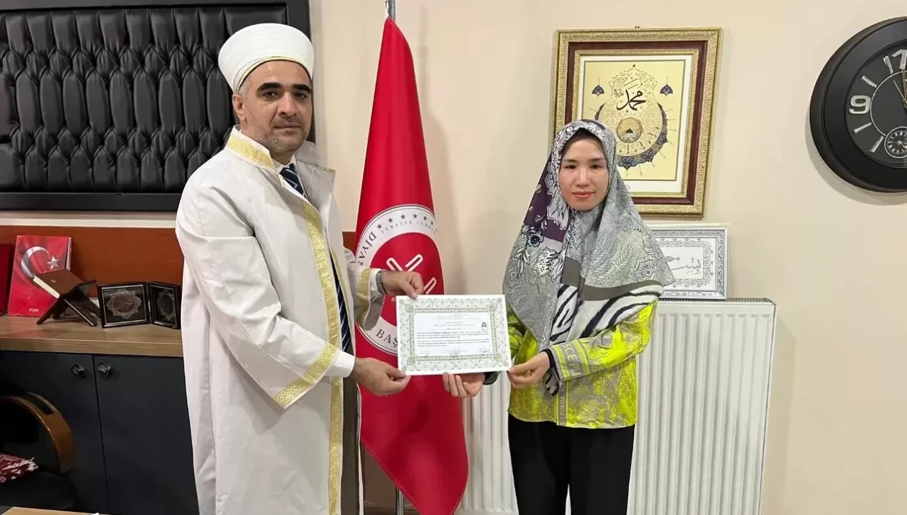 Vietnamlı Thi Hoa Chau, Yüksekova'da Müslüman olup 'Viyan' ismini aldı