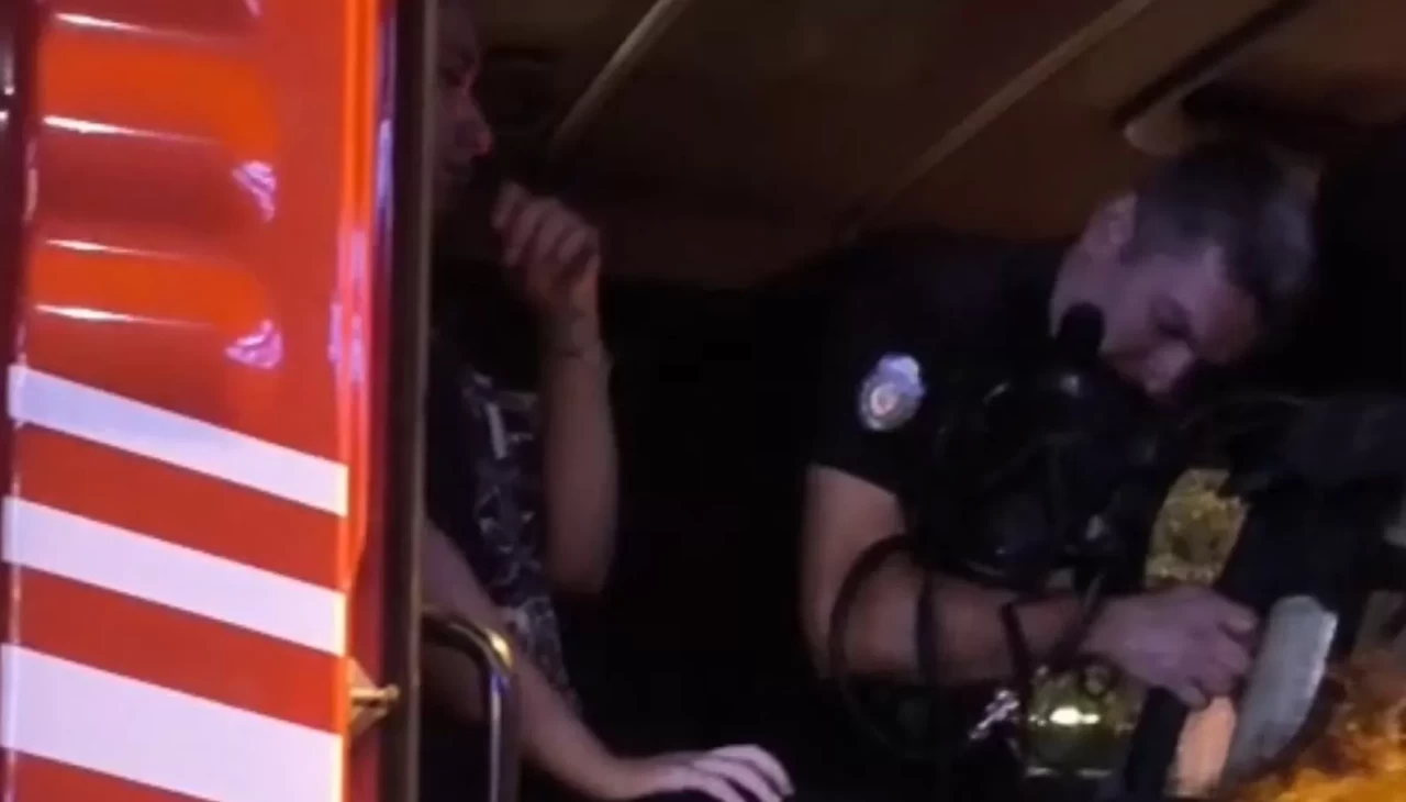 Elazığ'da asansörde mahsur kalan astım hastası öğrencilere itfaiyeden oksijen tüpüyle destek