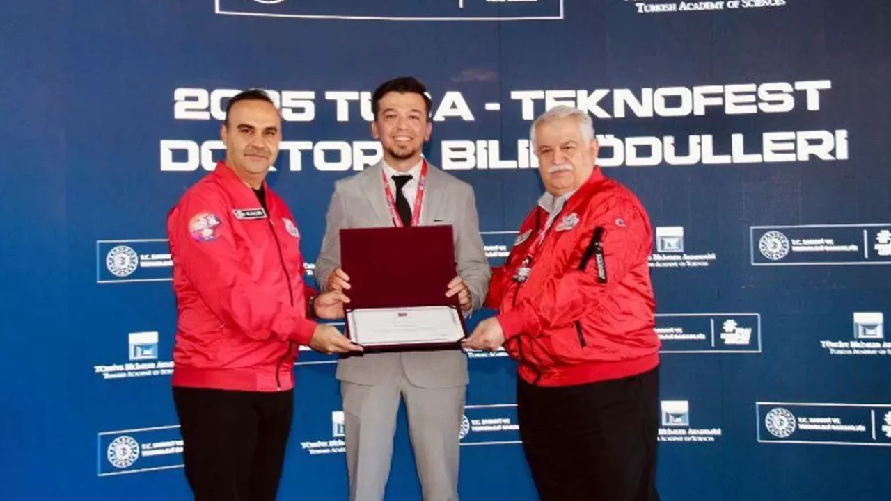 BARÜ'lü akademisyen ödülünü Bakan Kacır'dan aldı