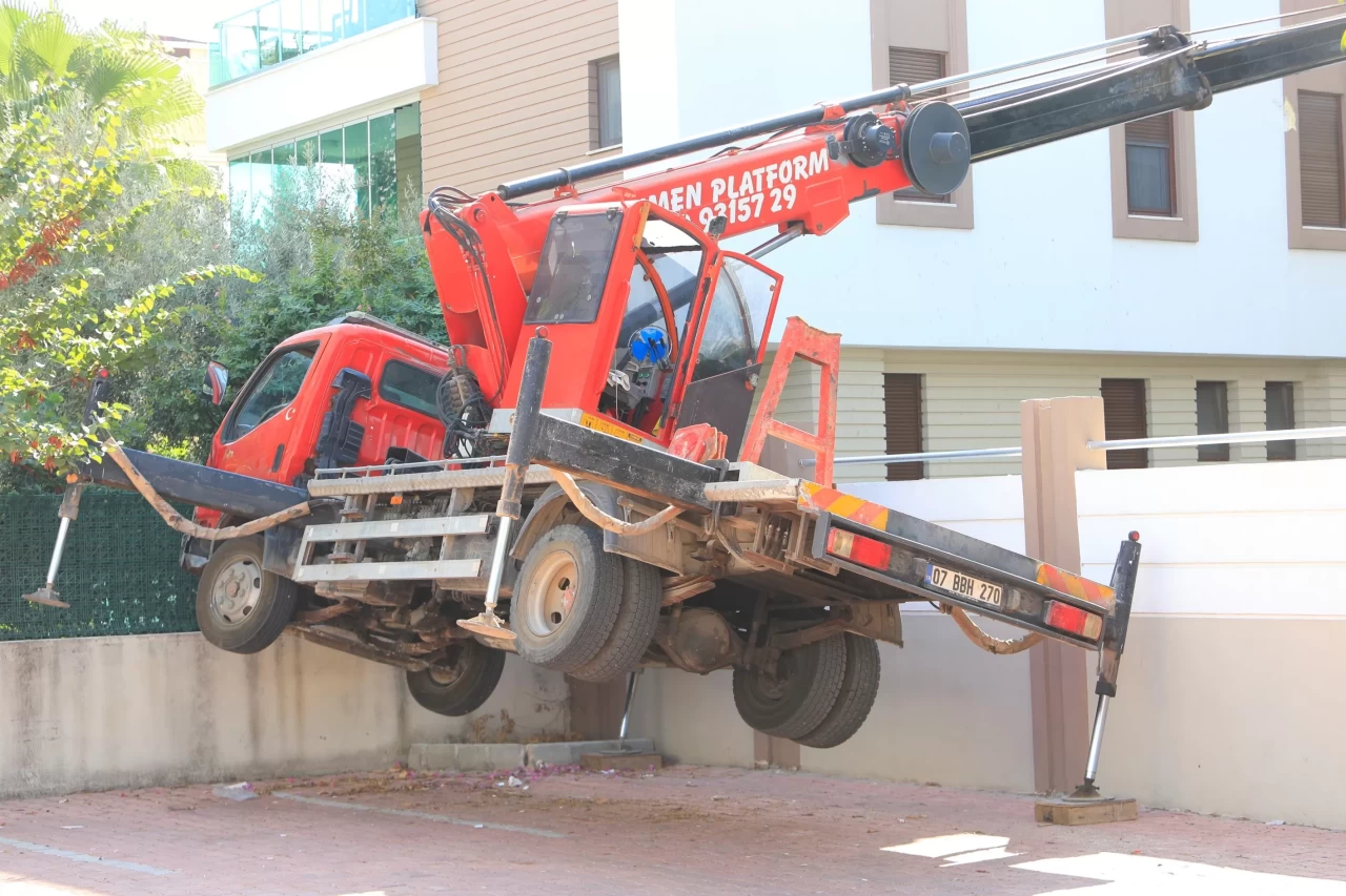 Ağaç budanması için kiralanan vinç yan yattı