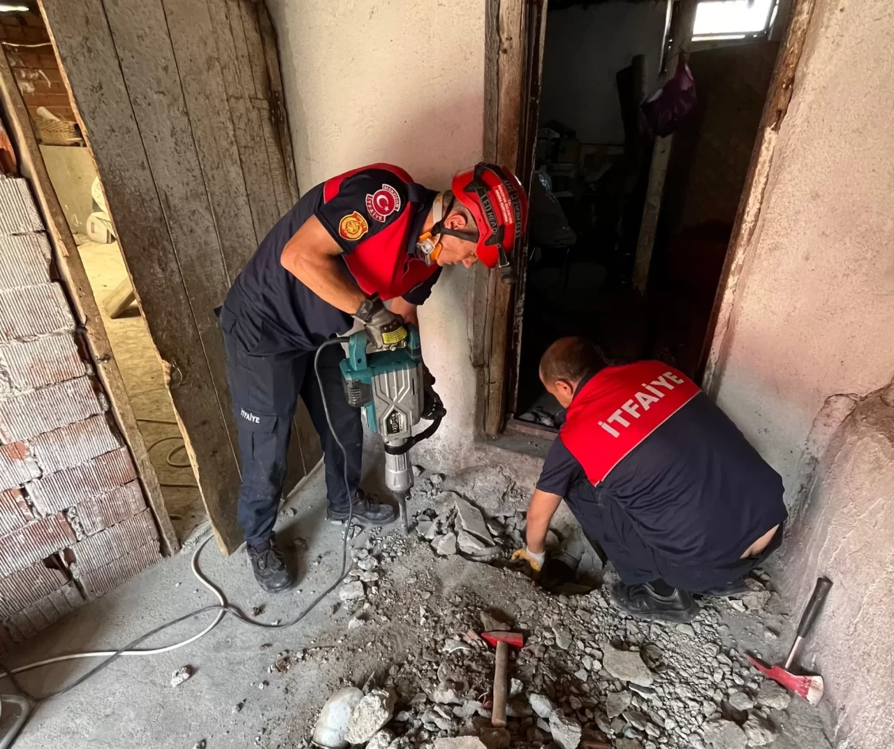 Atık su borusuna sıkışan yavru köpekler kurtarıldı