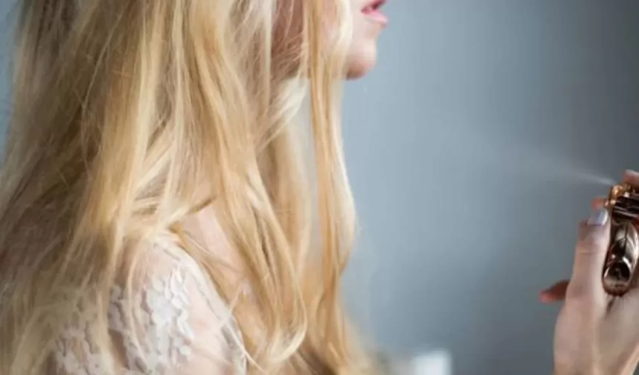 Saçınızda kalıcı koku istiyorsanız dikkat! Parfüm sıkmak zararlı mı?