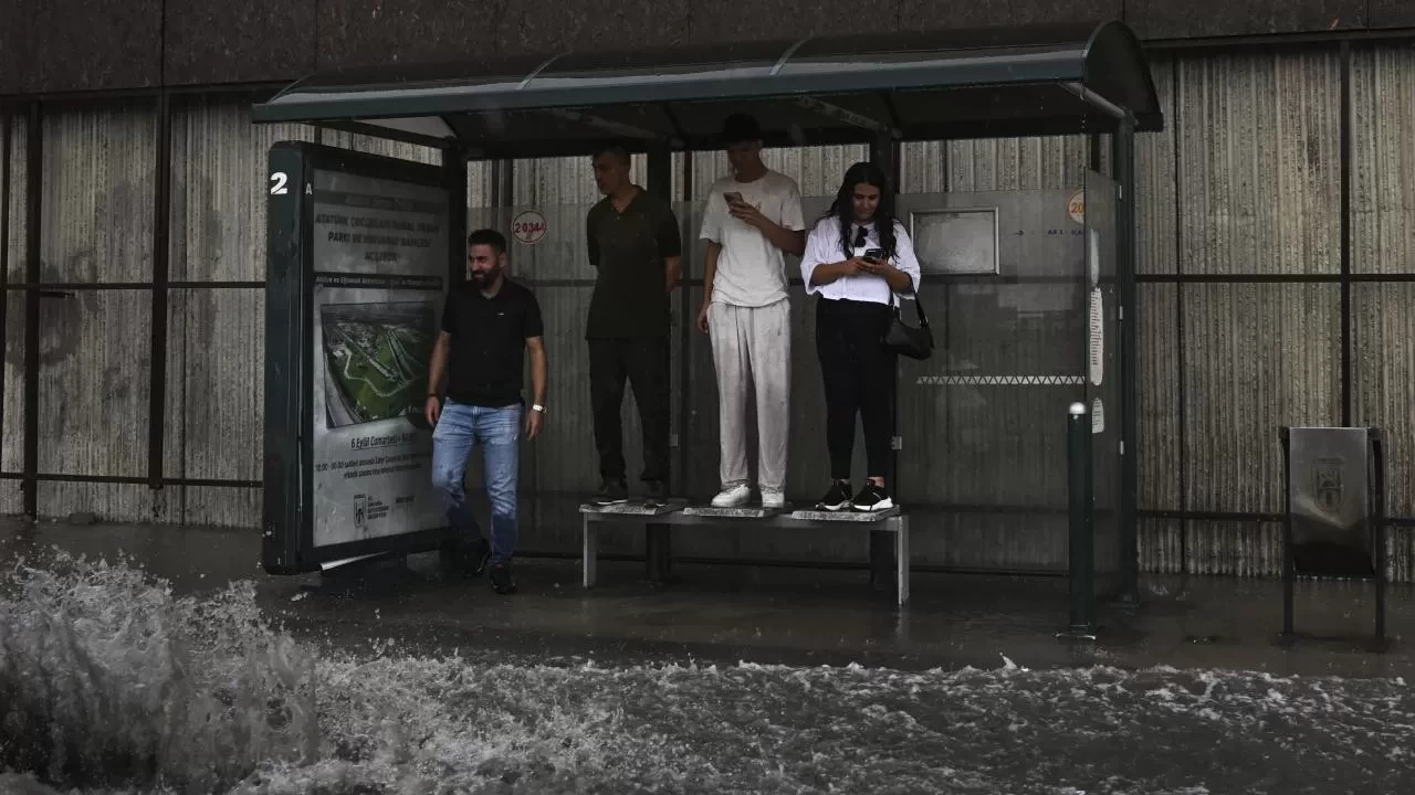 Ankara'da sağanak etkili oldu: Yollar göle döndü