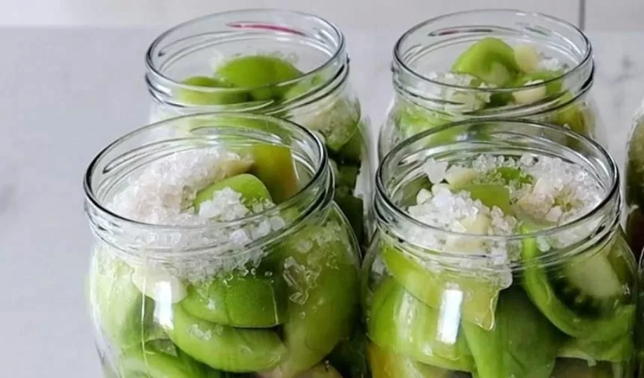 Yeşil domates turşusu nasıl yapılır? Sofralarınıza lezzet katacak tarif