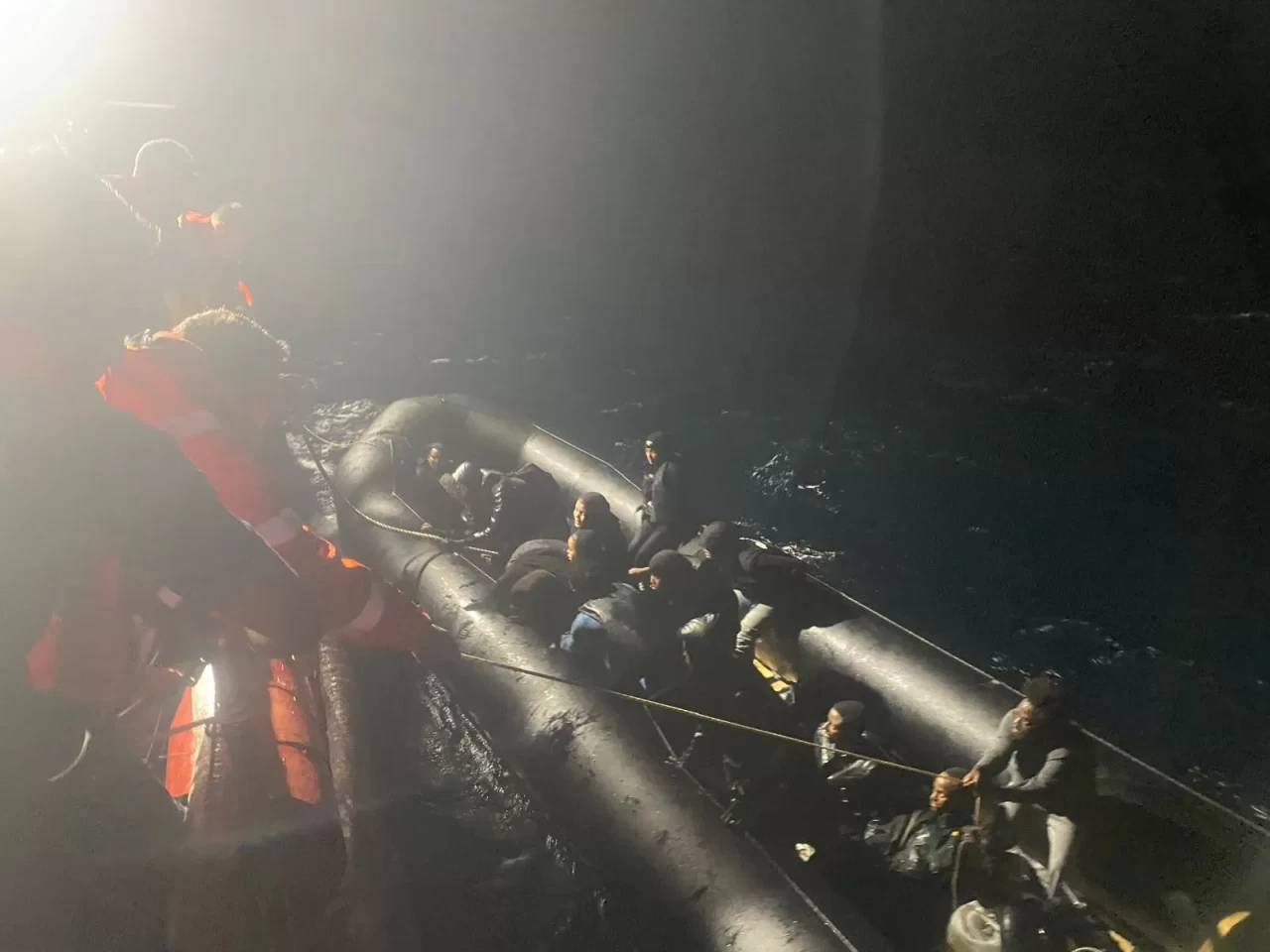 İzmir açıklarında 35 düzensiz göçmen kurtarıldı