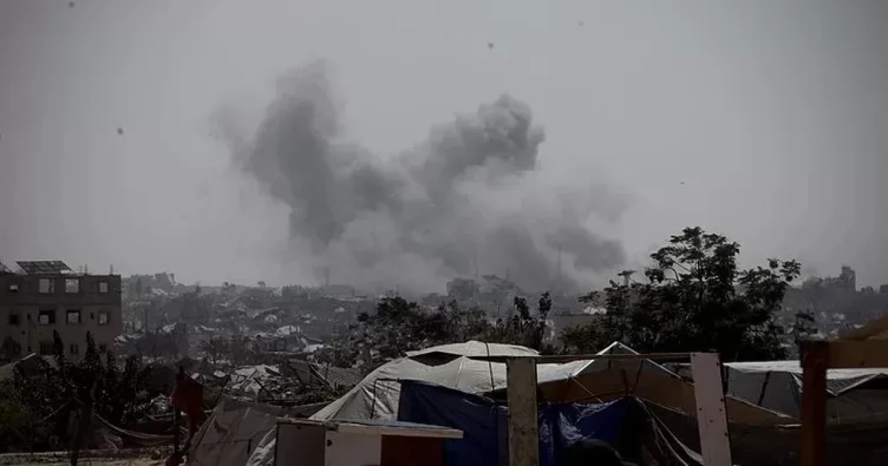 İsrail, Gazze'de zorla yerinden edilen aileyi hedef aldı: 10 ölü