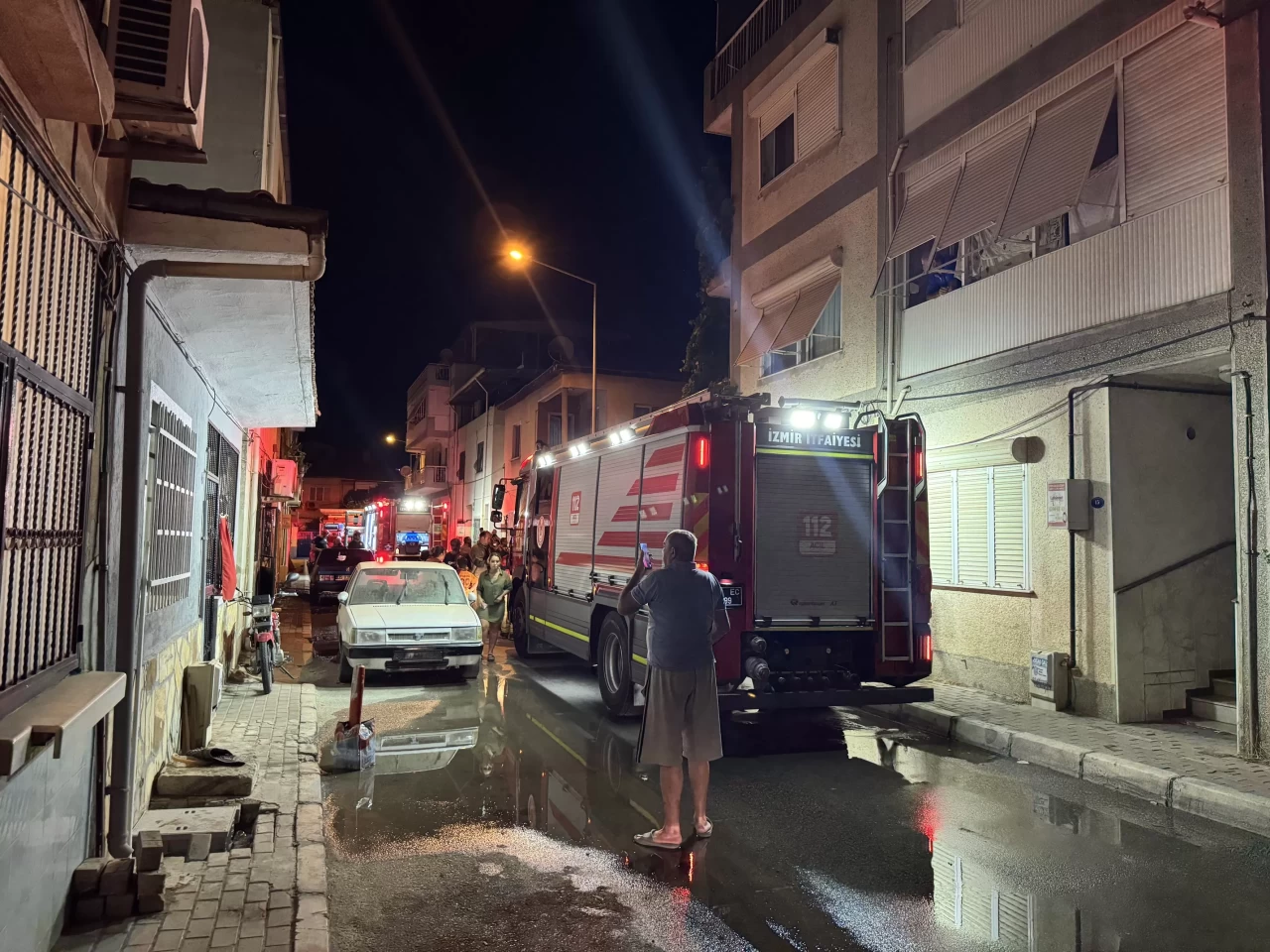 İzmir'de yangın çıkan ev kullanılamaz hale geldi