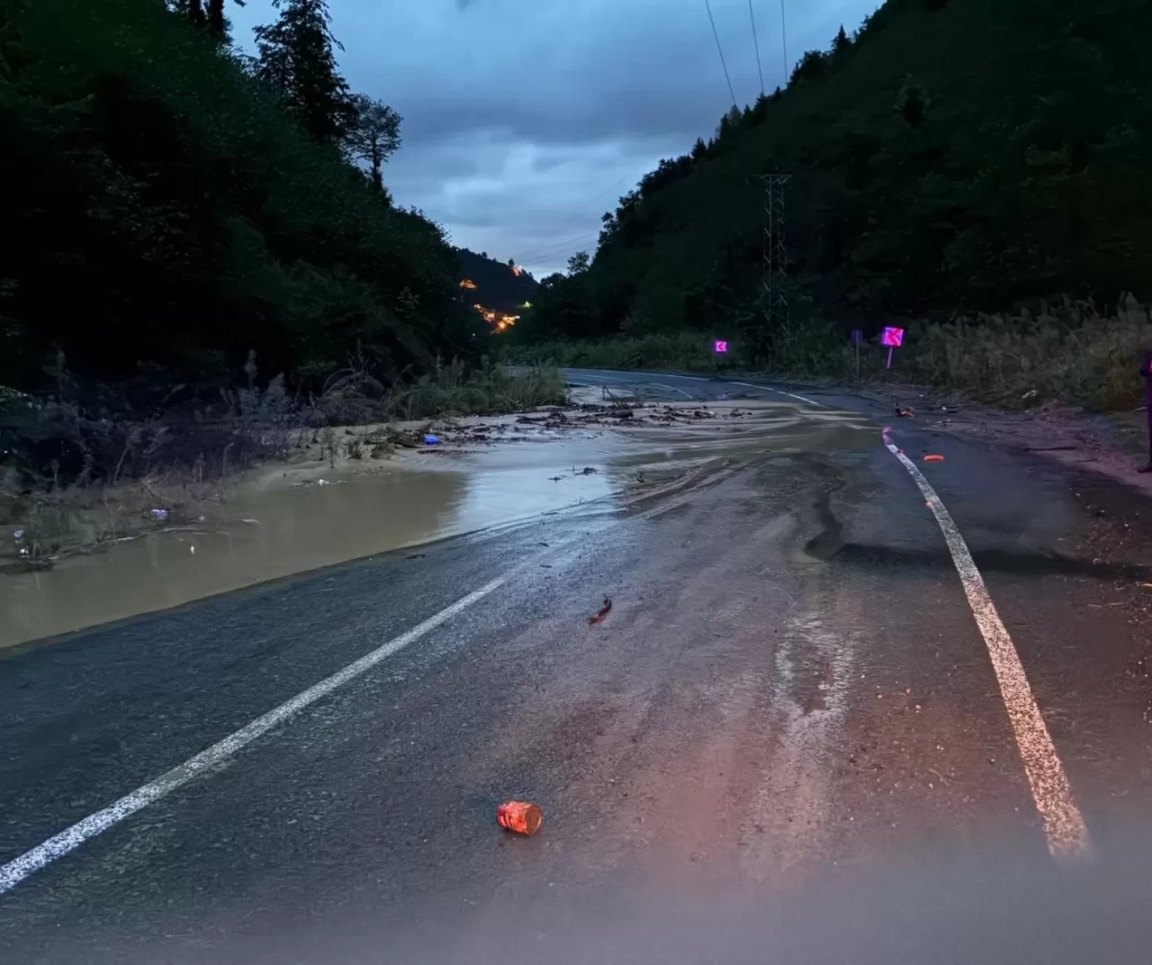 Trabzon Arsin’de heyelan: Atayurt-Santa yolu ulaşıma kapandı