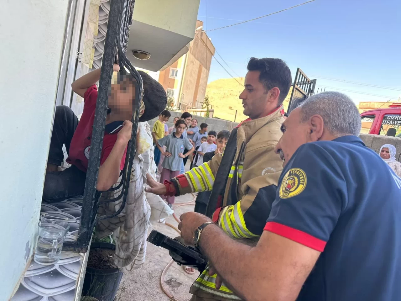 Cizre'de görünmez kaza: Kafası demir korkuluğa sıkışan çocuk itfaiye tarafından kurtarıldı