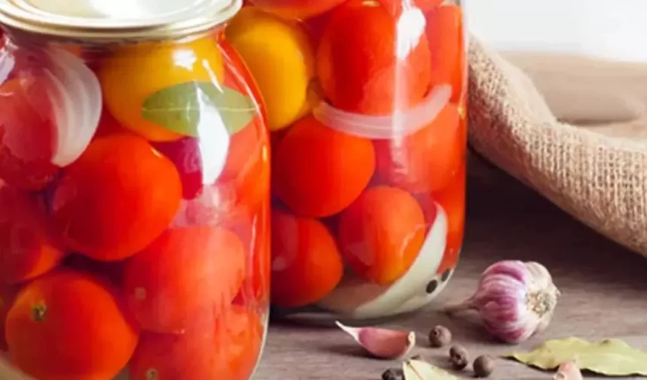 Düşük kalorili, sağlıklı ve besleyici! Çeri domatesin bir de turşusunu deneyin