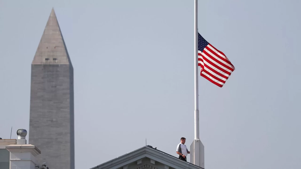 ABD'de sıcak saatler! Trump,  bayrakların yarıya indirilmesi talimatını verdi