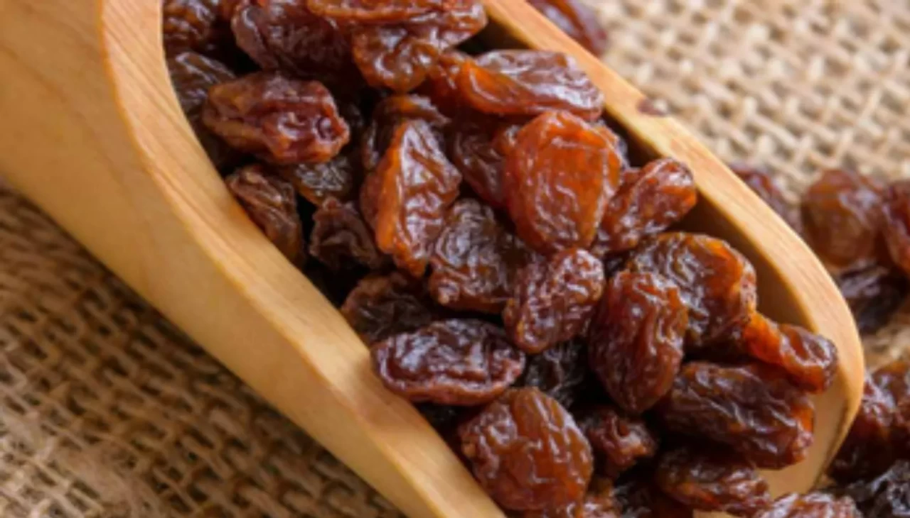 Aç karnına kuru üzüm yemenin faydaları