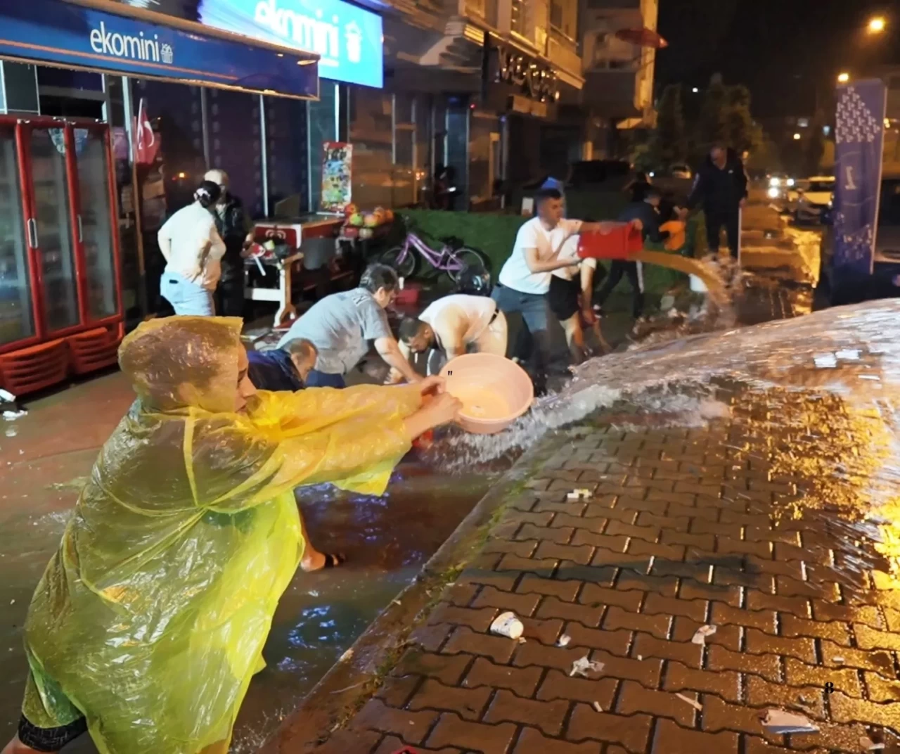 Samsun’u sel vurdu: Saatte 124,8 kg yağış! Yollar dereye döndü