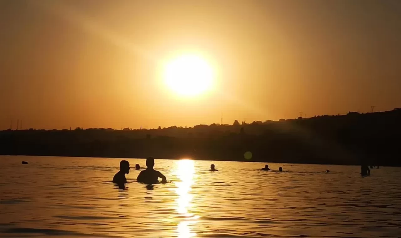 Van Gölü’nde gün batımında yüzme keyfi