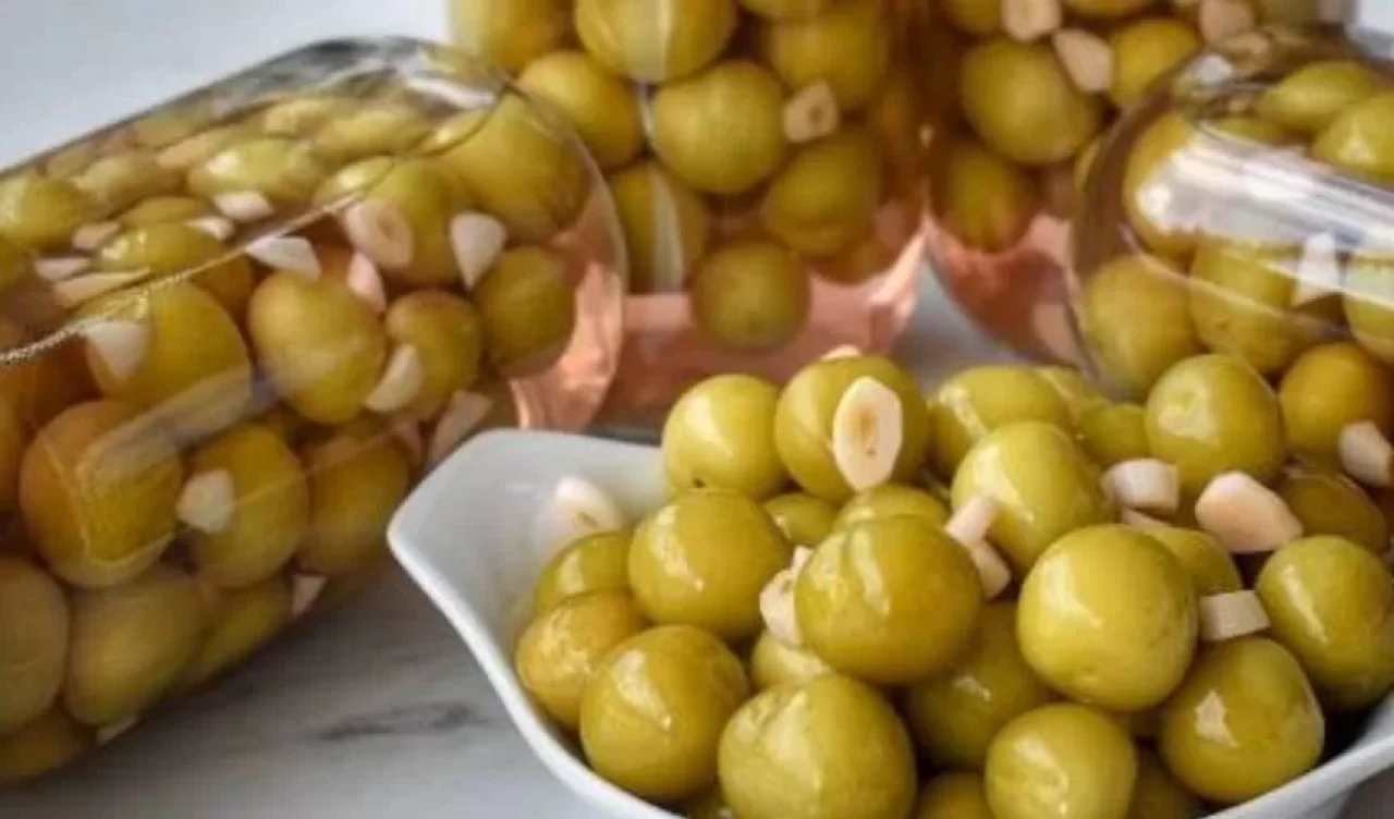 Kıtır kıtır tarif' Erik turşusu nasıl yapılır?