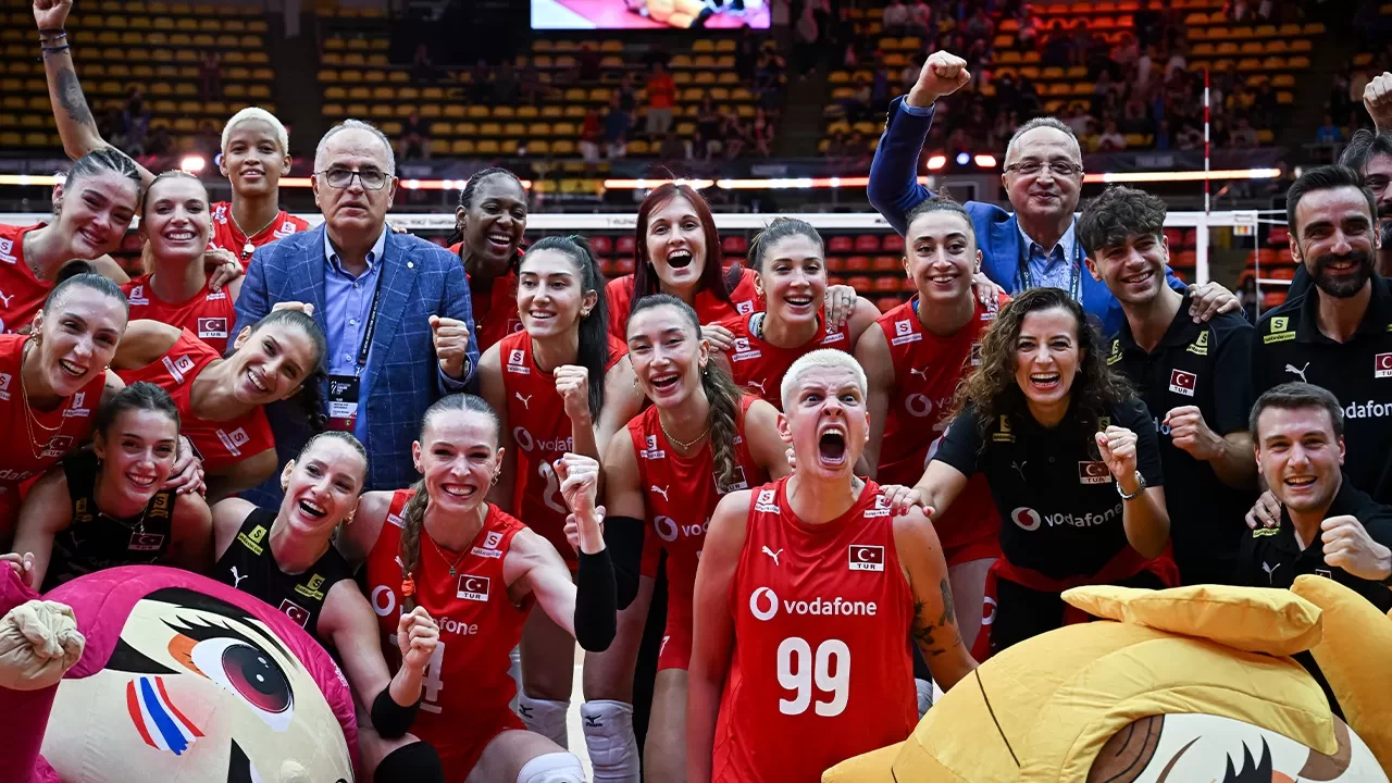 Mehmet Akif Üstündağ: “Sultanlar, Türkiye’ye bu zaferi yaşattı, tarihimizde ilk kez yarı finaldeyiz”