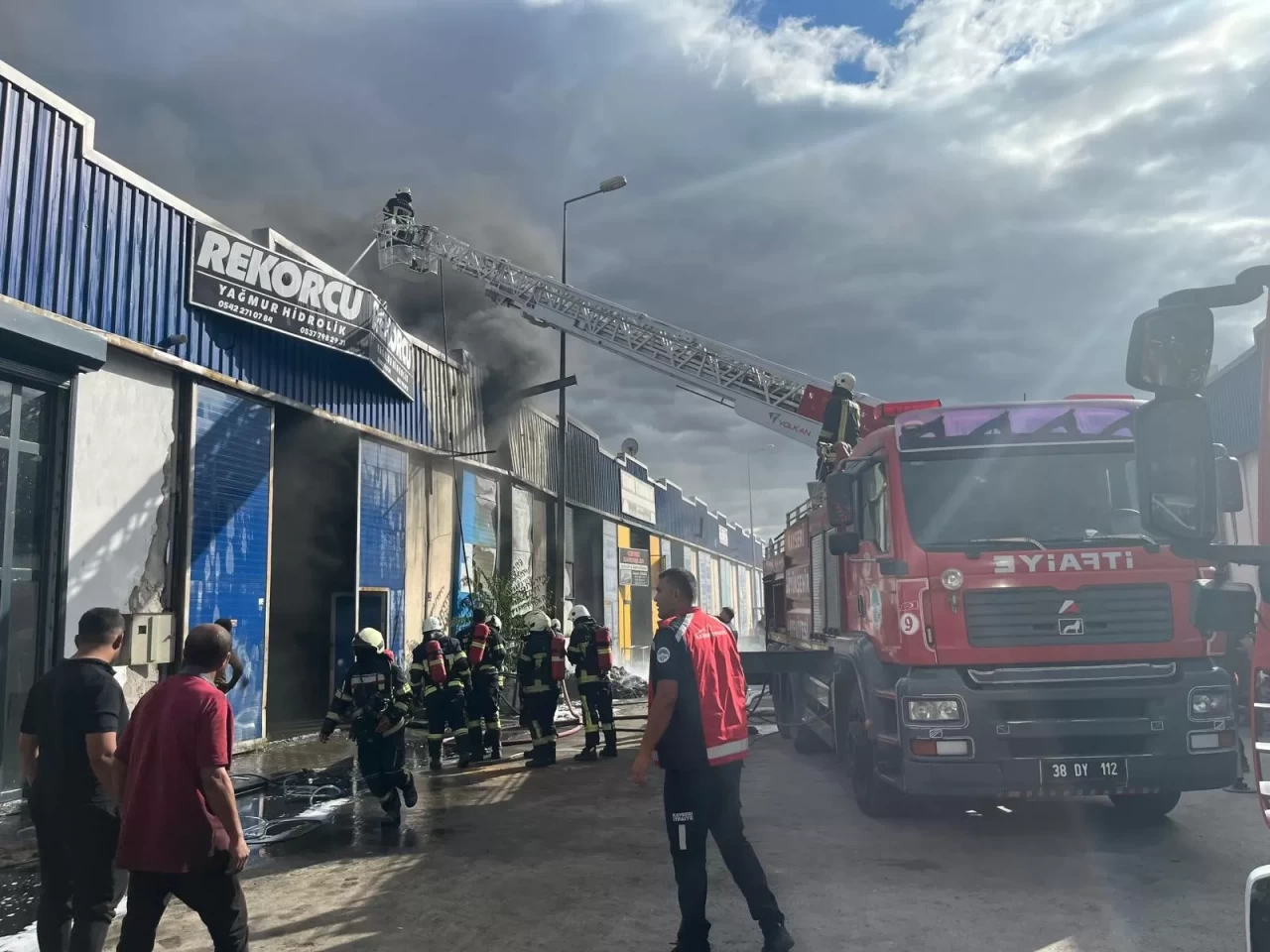 Kayseri'de mobilya atölyesinde korkutan yangın