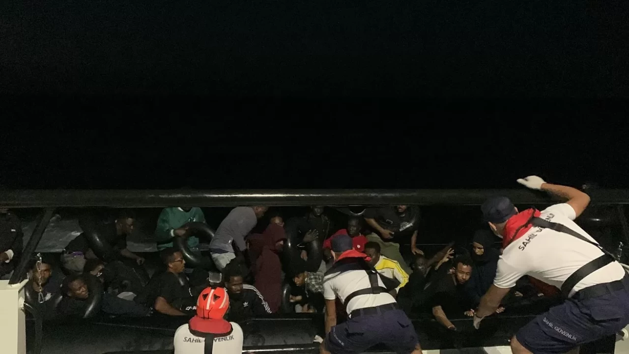 İzmir açıklarında 75 düzensiz göçmen yakalandı