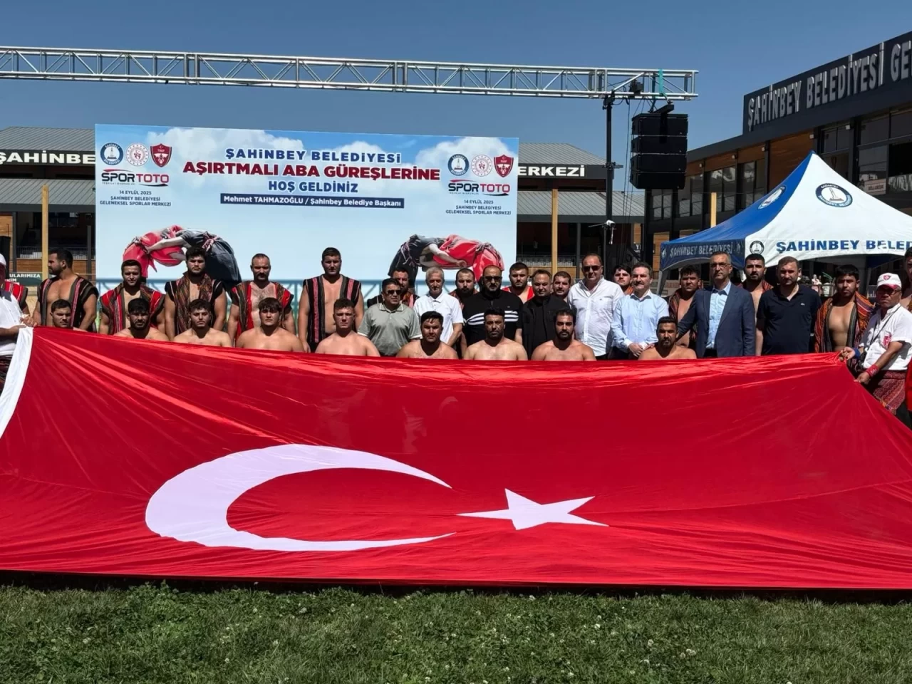 Gaziantep'te geleneksel aşırtmalı aba güreşleri heyecanı başladı