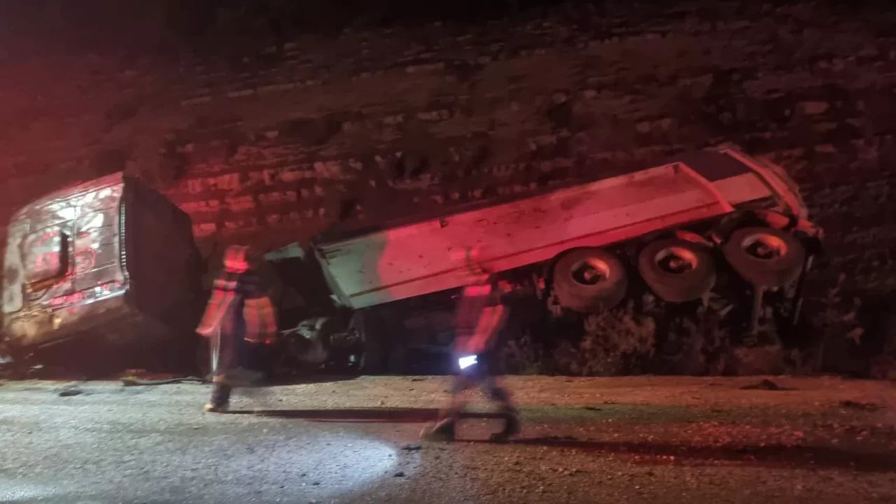 Adana'da kamyon şarampole devrildi: 1 ölü, 1 yaralı