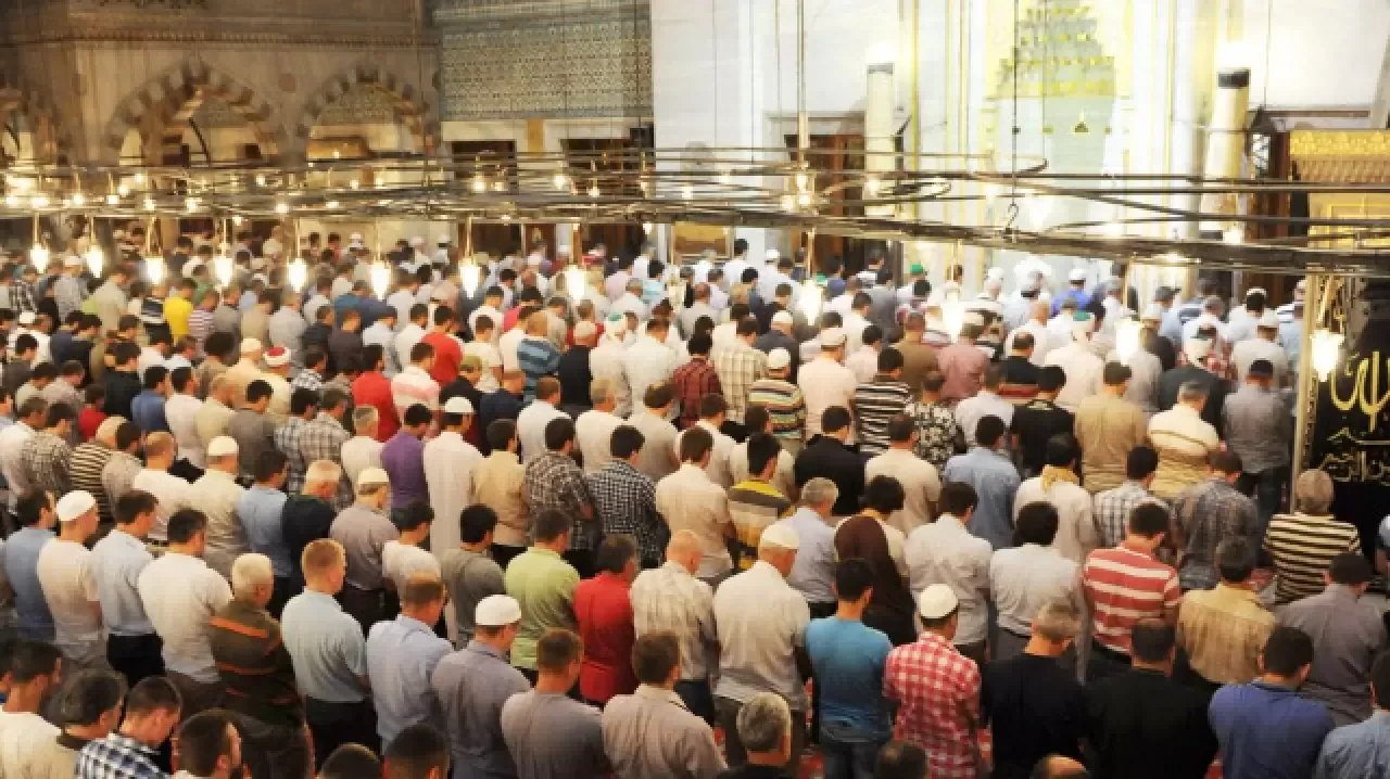 Namaz kılanın önünden geçmek namazı bozar mı? Diyanet açıkladı