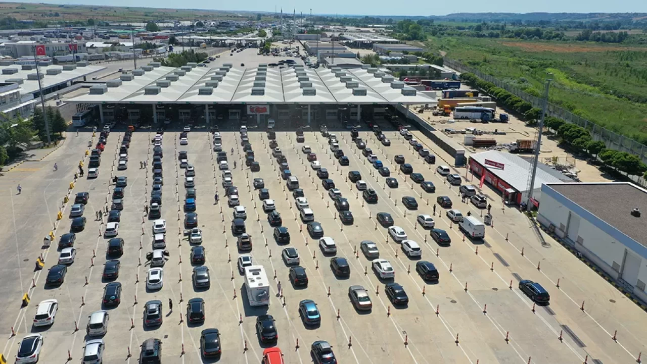 Edirne'deki sınır kapılarından 4 milyondan fazla yolcu geçiş yaptı