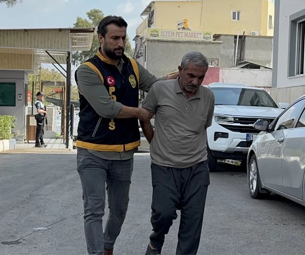 Sokakta 3 kardeşi sopayla darbeden vicdansız gözaltında