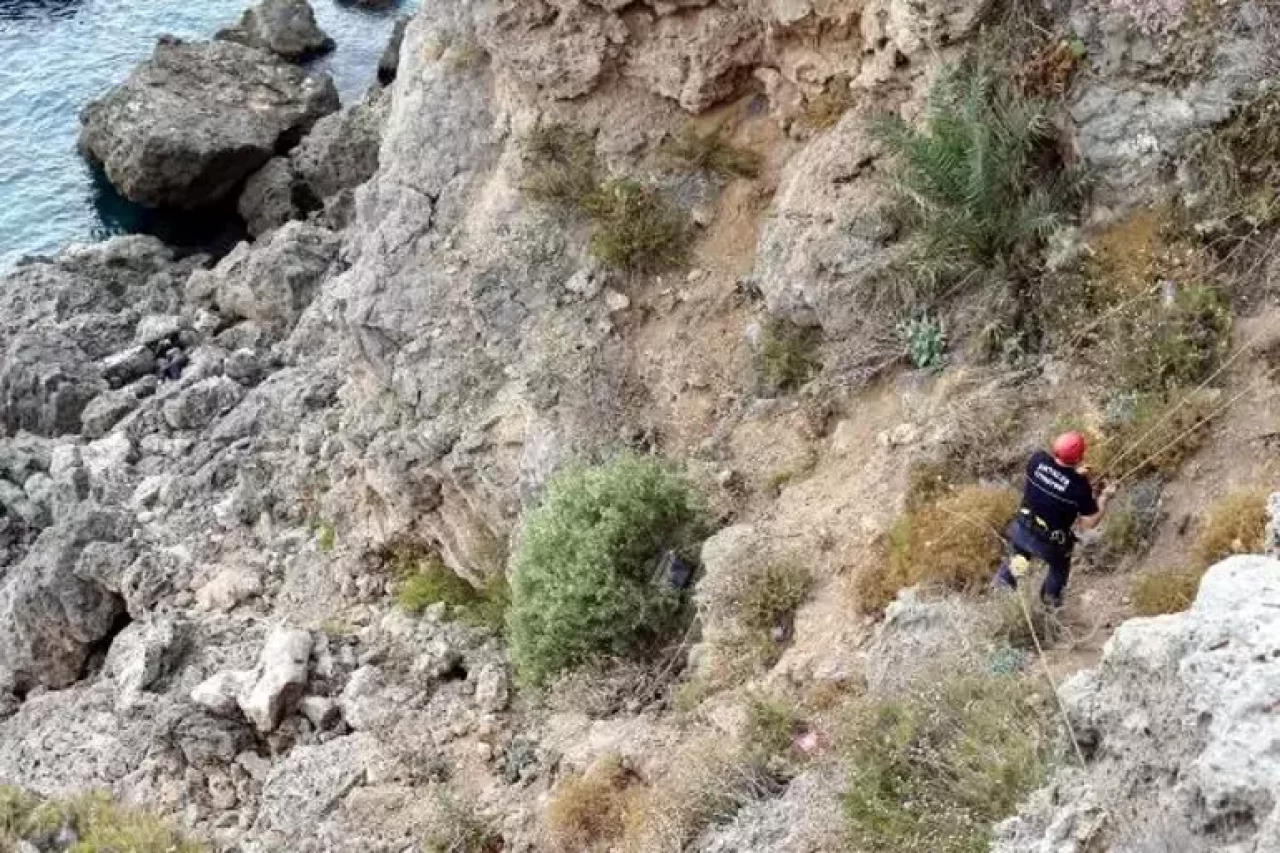 Antalya'da falezlerden düştüğü değerlendirilen kadının cesedi bulundu