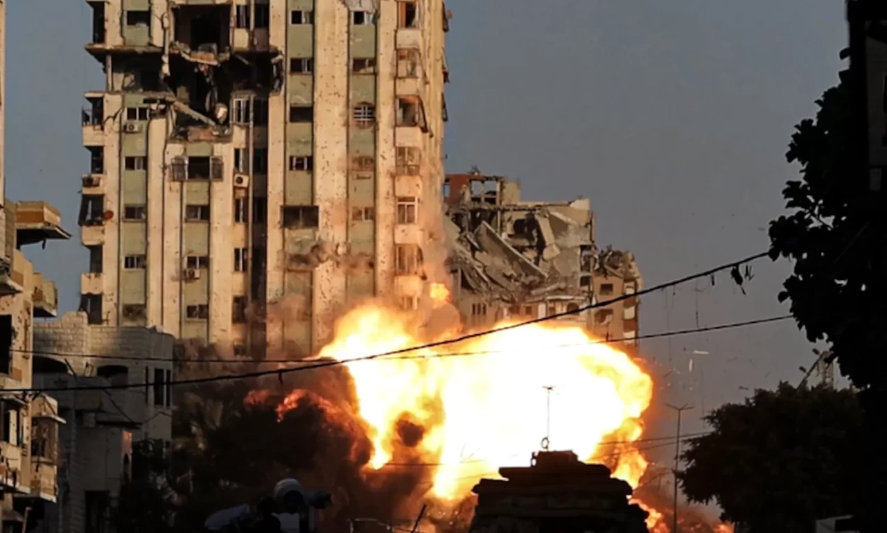 İsrail'in Gazze kentindeki yüksek katlı bir binaya saldırı düzenlediği anlar kaydedildi