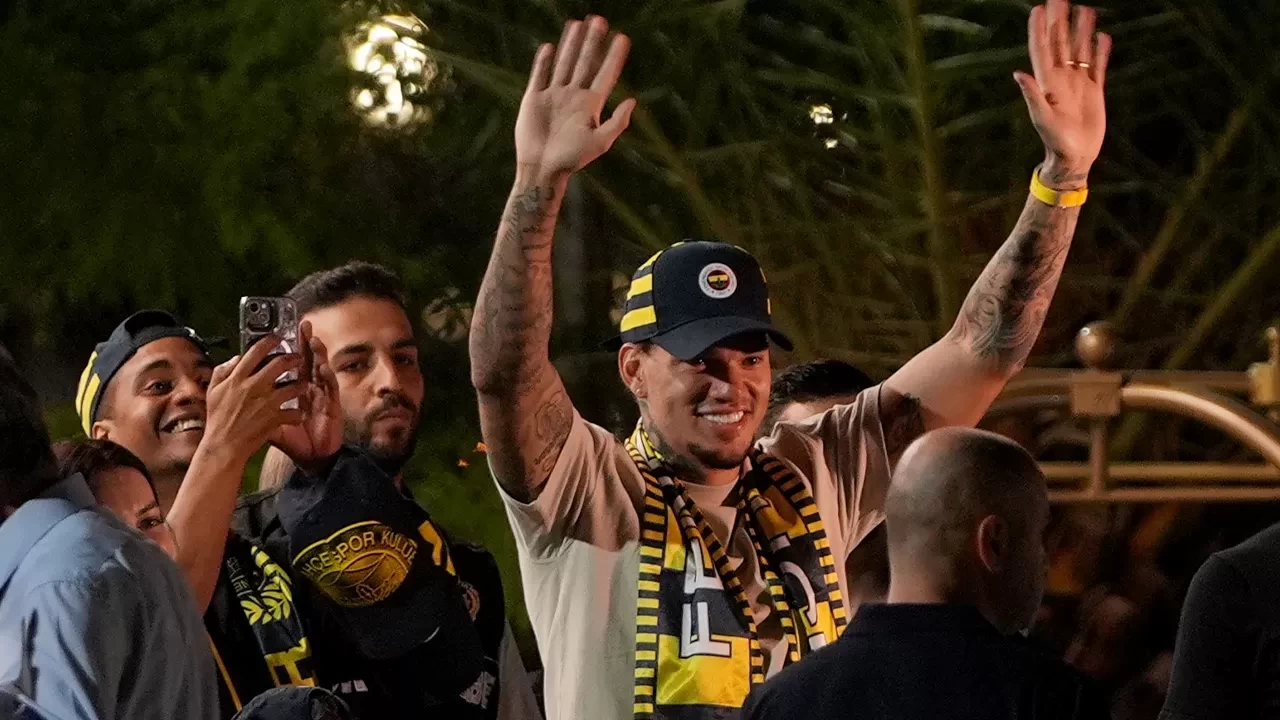Fenerbahçe, kaleci Ederson transferini resmen duyurdu