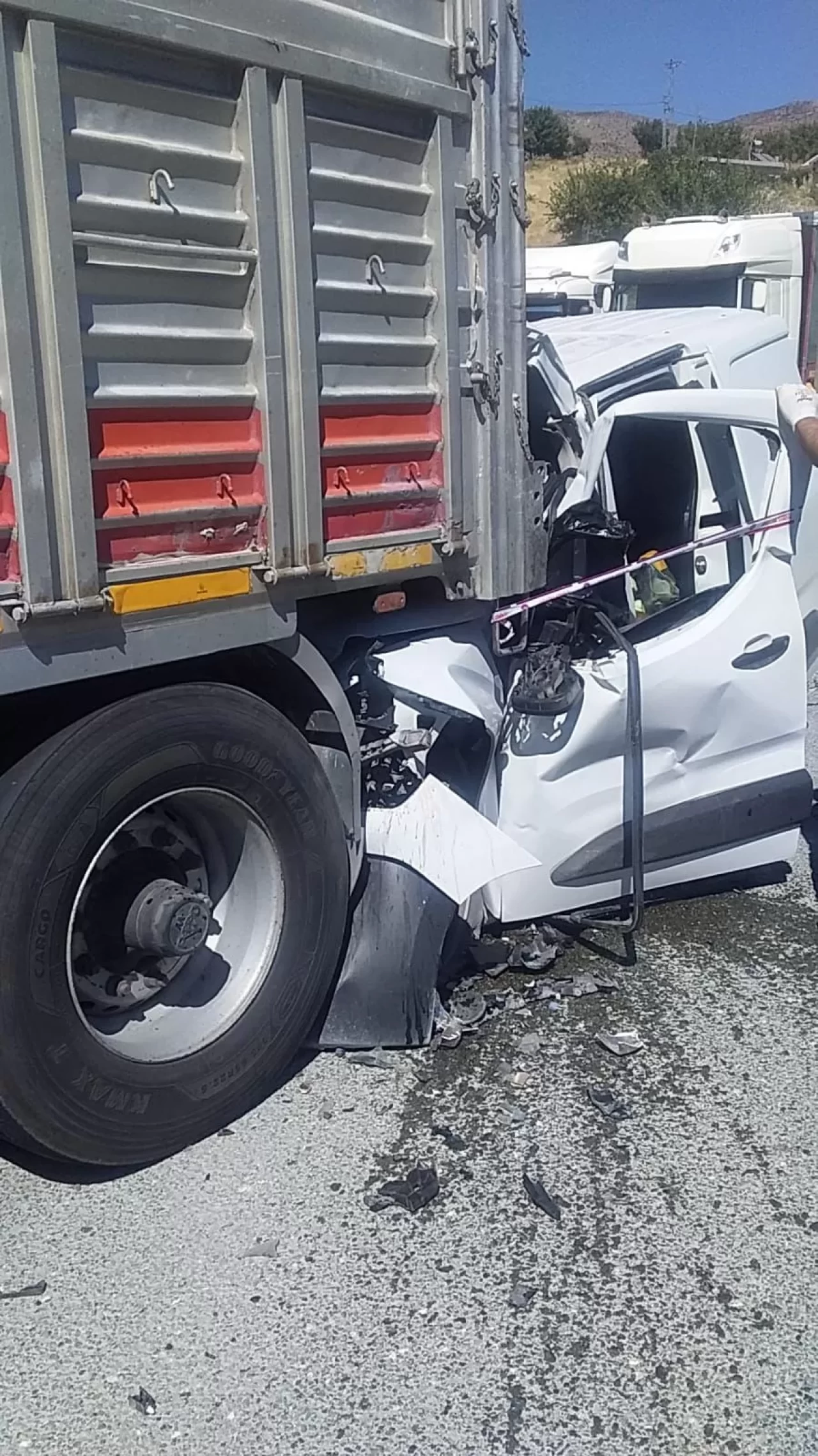 Park halindeki tıra çarpan hafif ticari aracın sürücüsü öldü