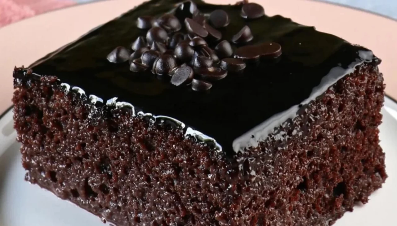 Tek dilimi asla yetmeyecek! Sırrı sosunda saklı ıslak kek tarifi