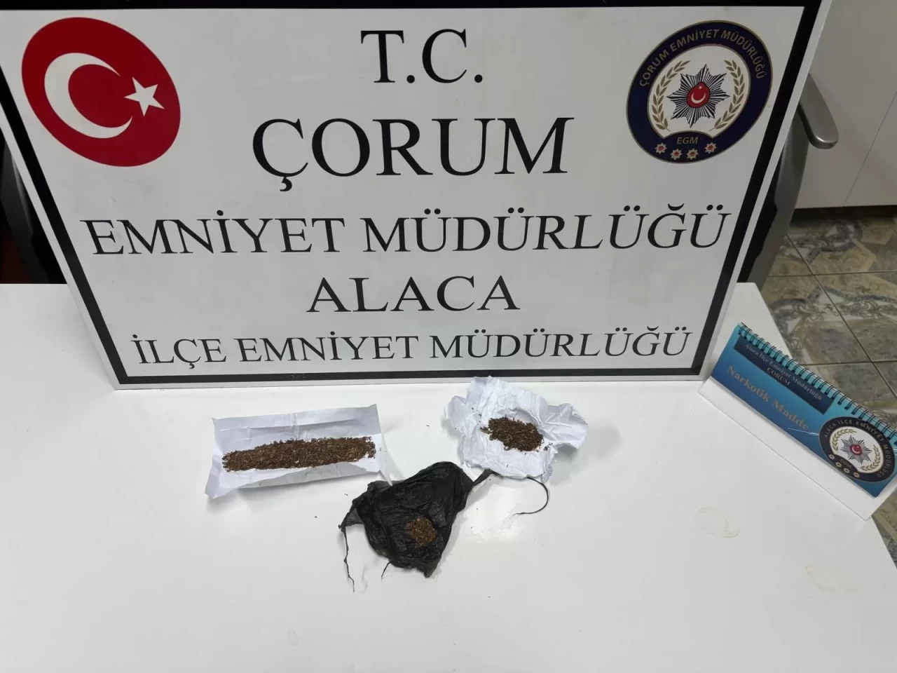 Polis ekiplerini görüncü uyuşturucuyu aracın camından dışarı attılar