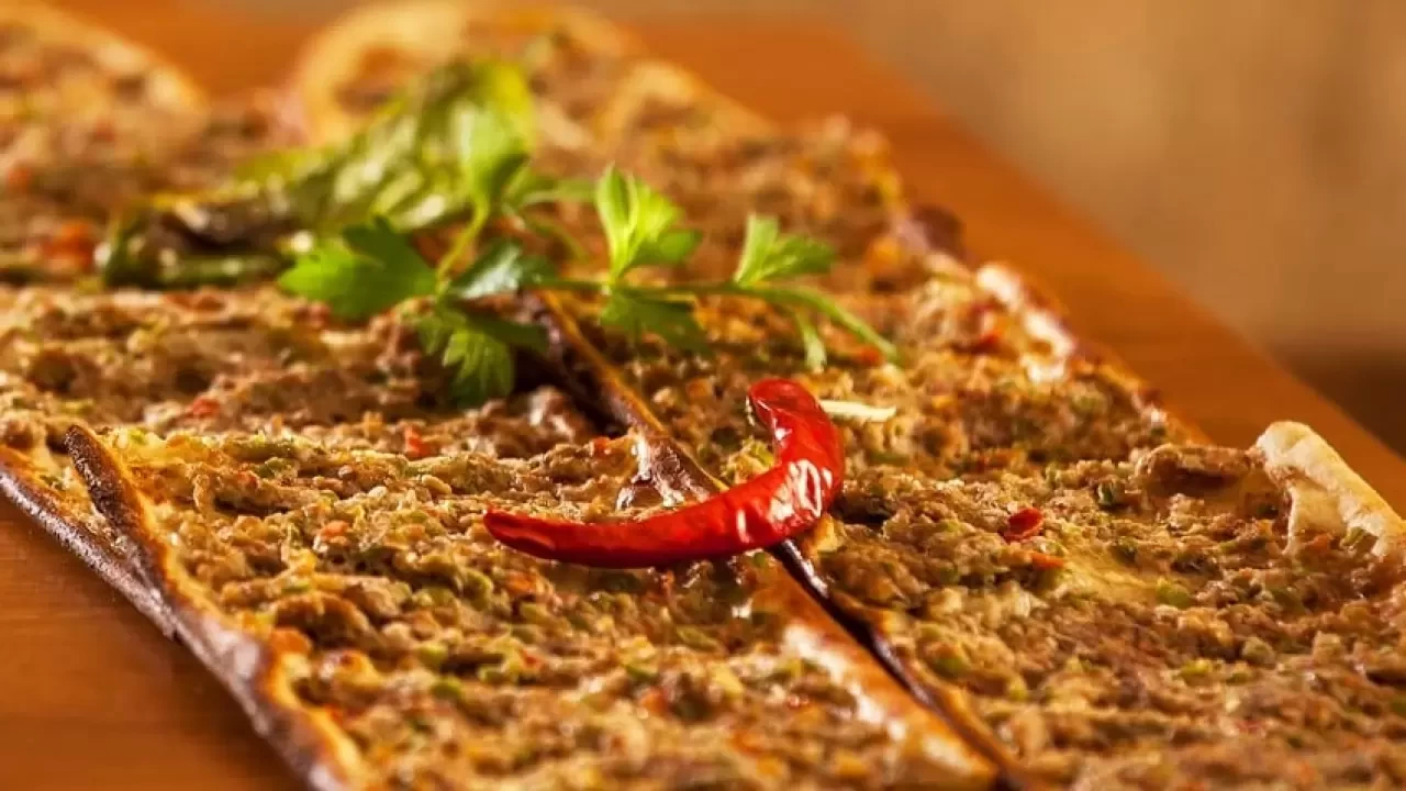 Etli ekmek nedir, nasıl hazırlanır ve püf noktaları nelerdir?