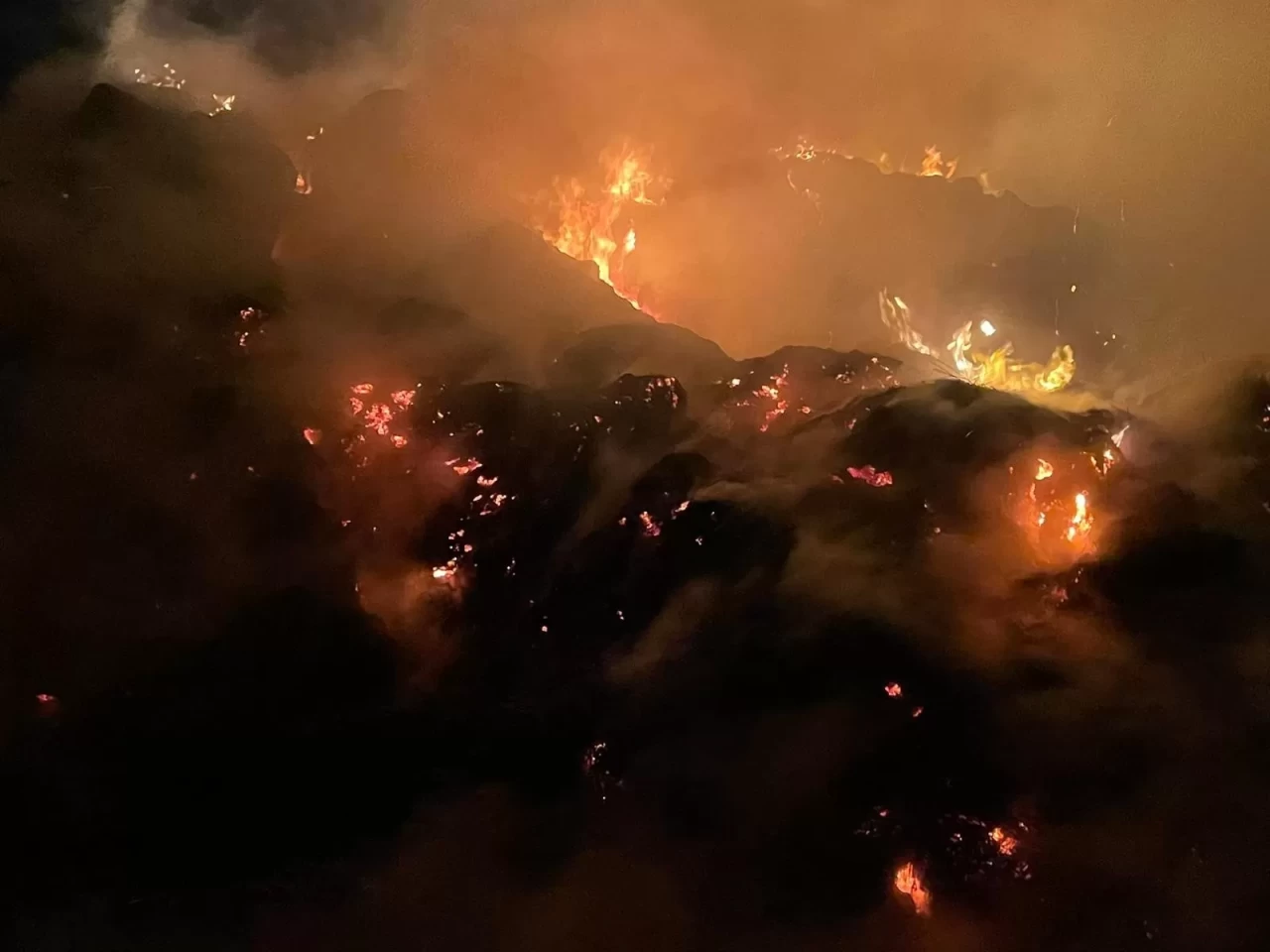 Burdur'da yaklaşık 2 bin saman balyası yandı