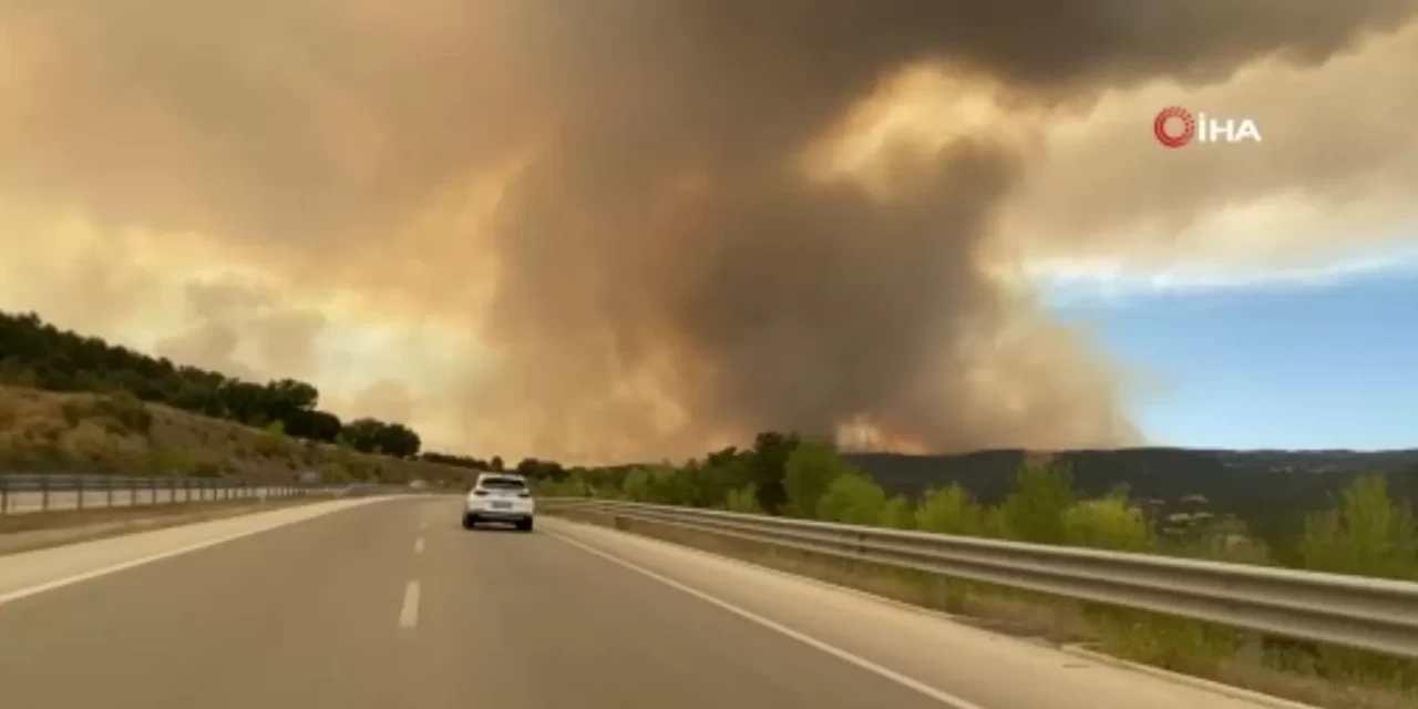 Kastamonu'ndaki yangın 2'nci gününde devam ediyor! Kastamonu-Karabük kara yolu trafiğe kapatıldı