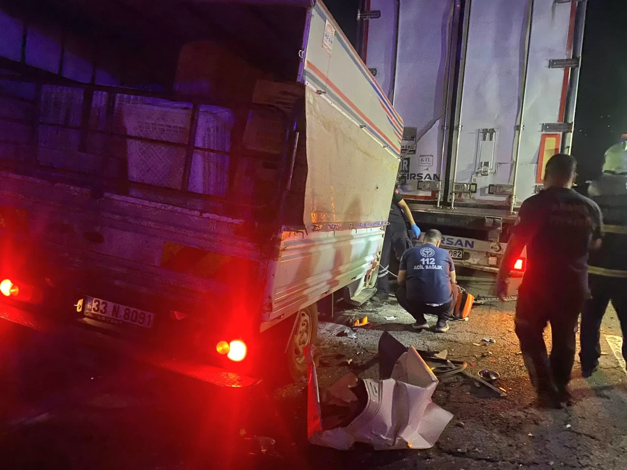 Adana'da tıra çarpan kamyonetin sürücüsü öldü