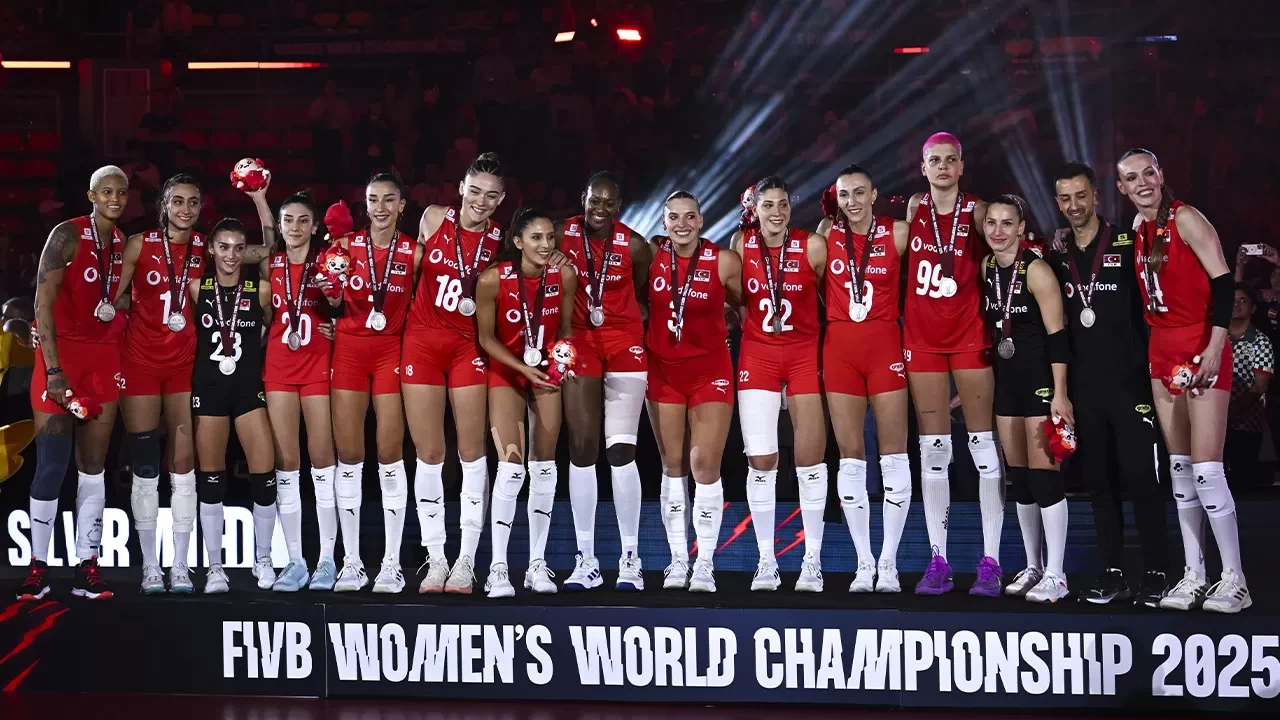 Dünya ikincisi A Milli Kadın Voleybol Takımı madalyasına kavuştu