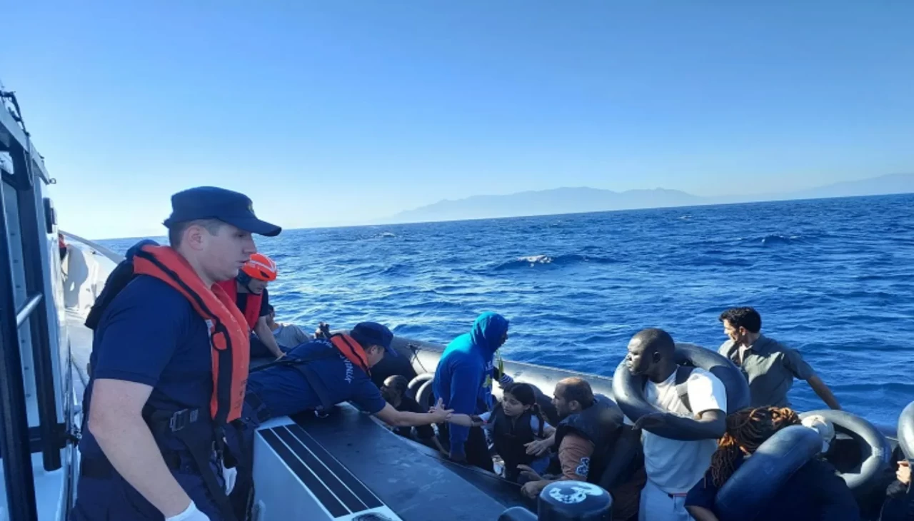 İzmir açıklarında 107 düzensiz göçmen yakalandı