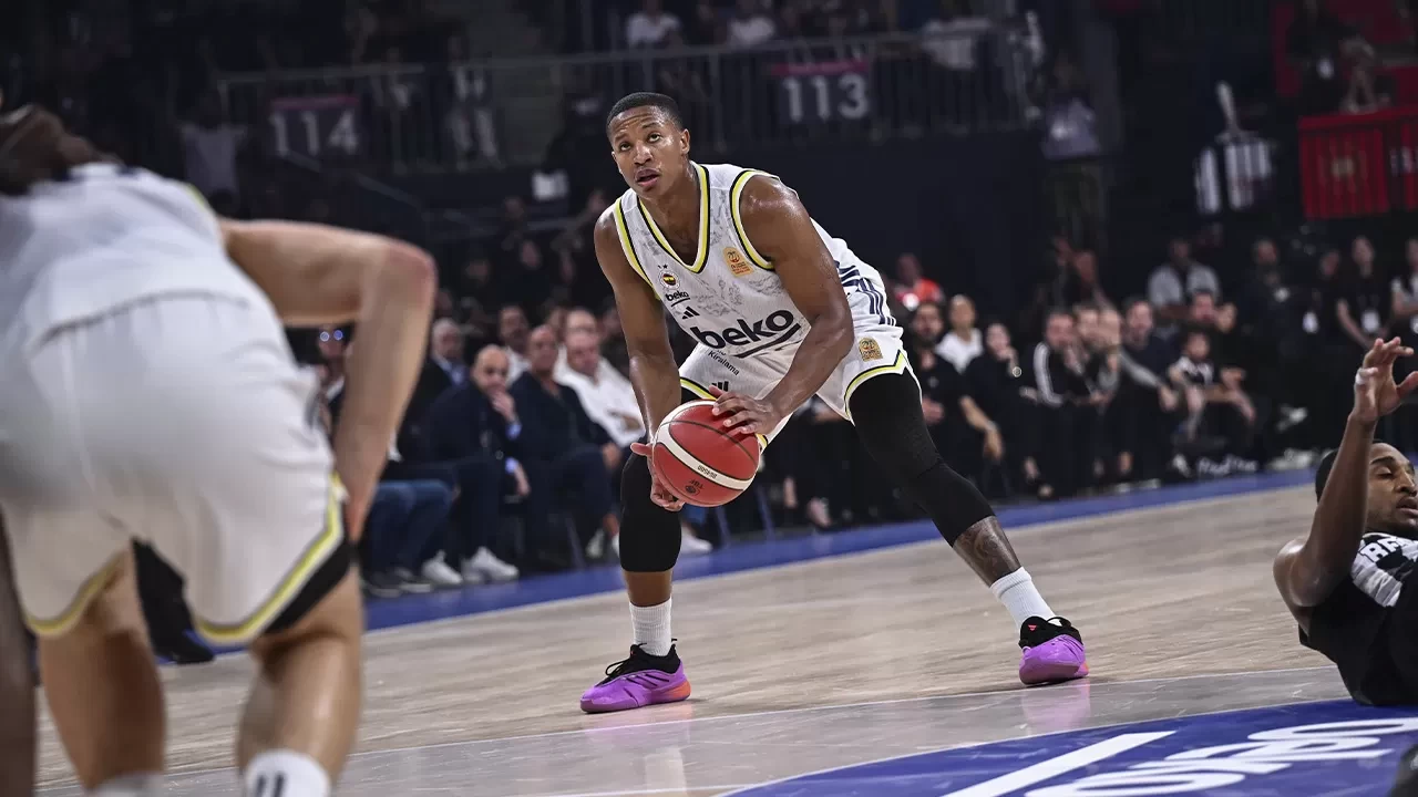 Fenerbahçeli Devon Hall: "Sezona kupayla ve galibiyetle başlamak tabii ki güzel"