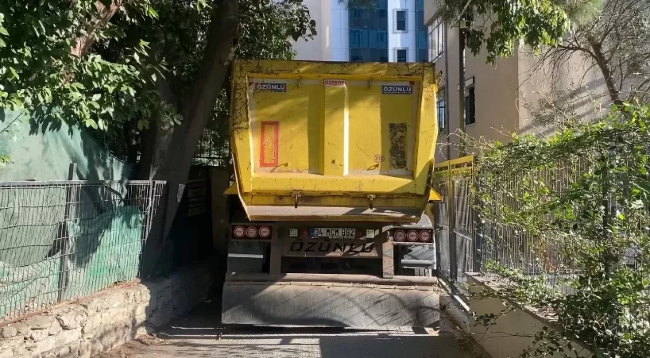 Kadıköy'de hafriyat kamyonu ara sokakta sıkıştı