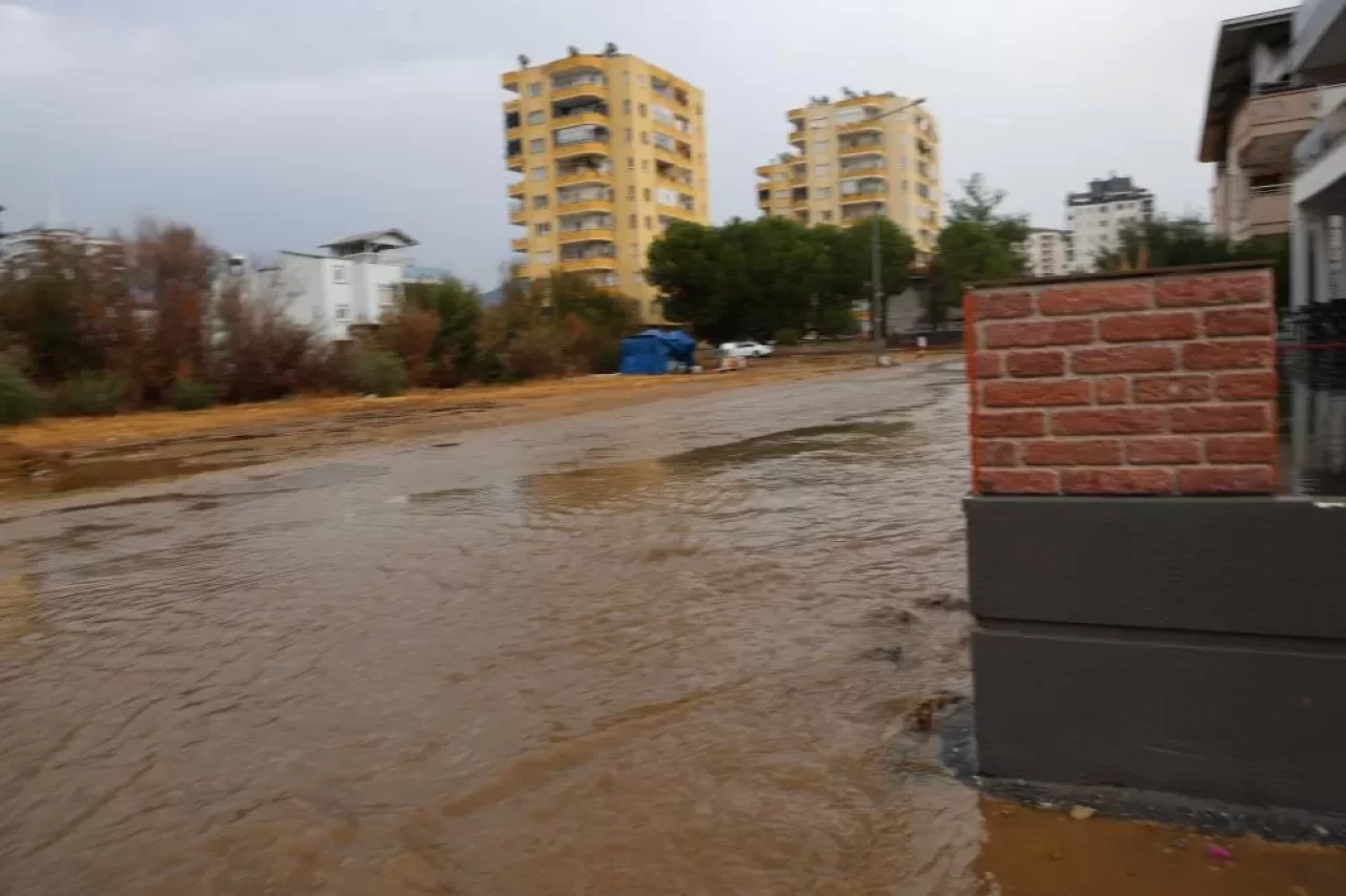 Adana Kozan’da fırtına ve yağmur etkili oldu